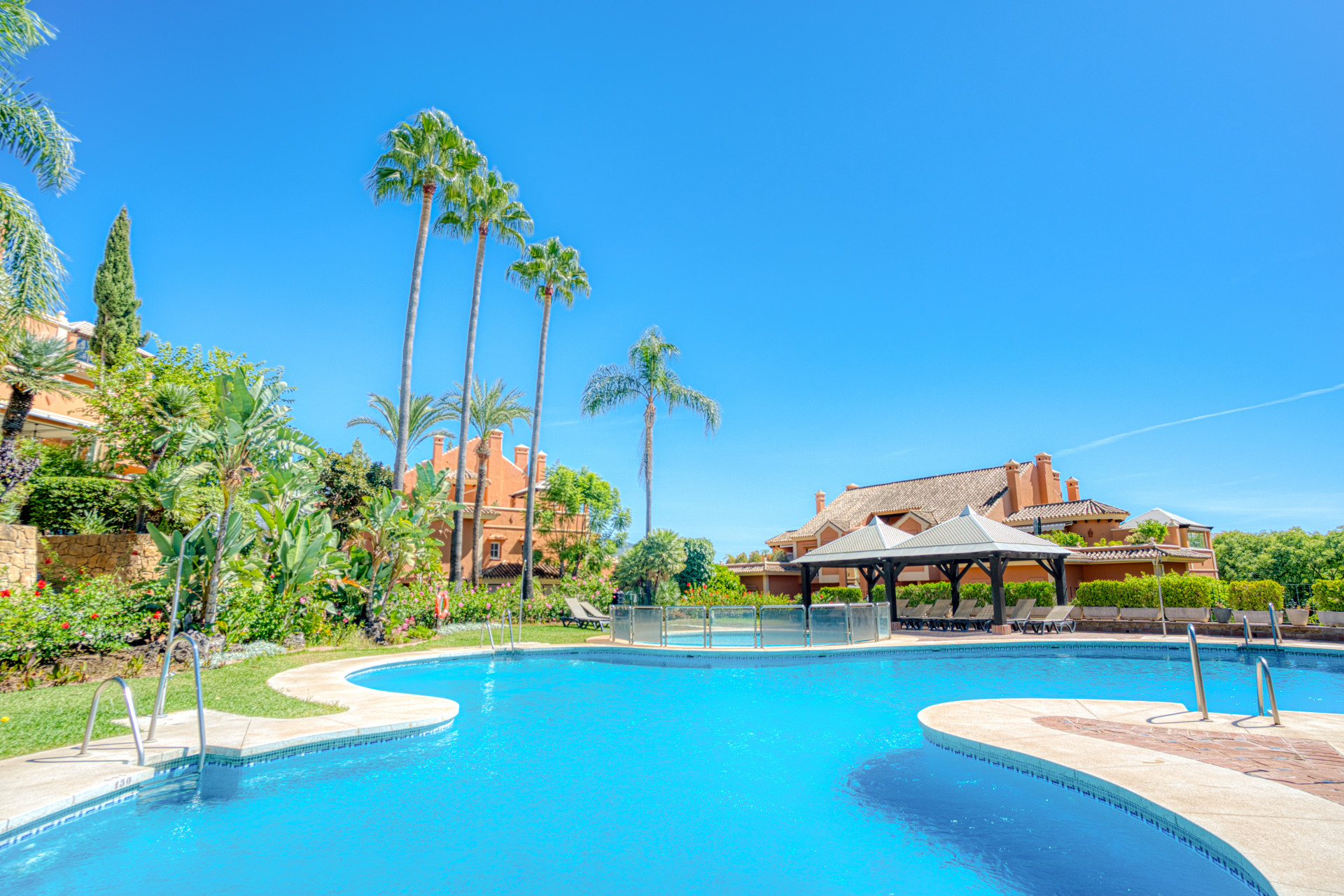 Beautiful south-facing, duplex penthouse with stunning sea views located in Andalucía Alta, Nueva Andalucía