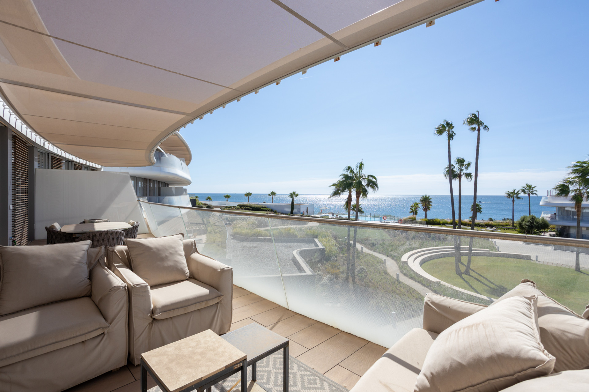 Hermoso apartamento de cuatro dormitorios orientado al sur en primera línea de playa en The Edge, Estepona