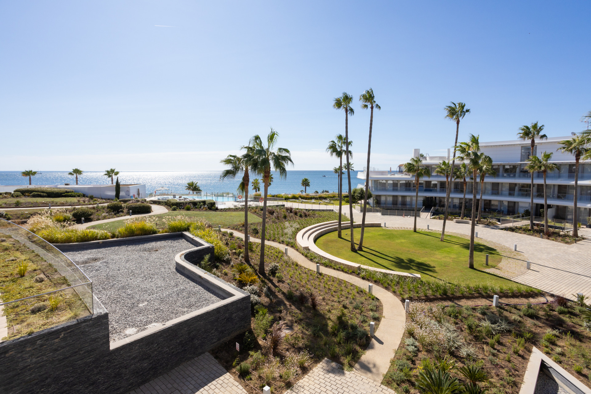 Hermoso apartamento de cuatro dormitorios orientado al sur en primera línea de playa en The Edge, Estepona