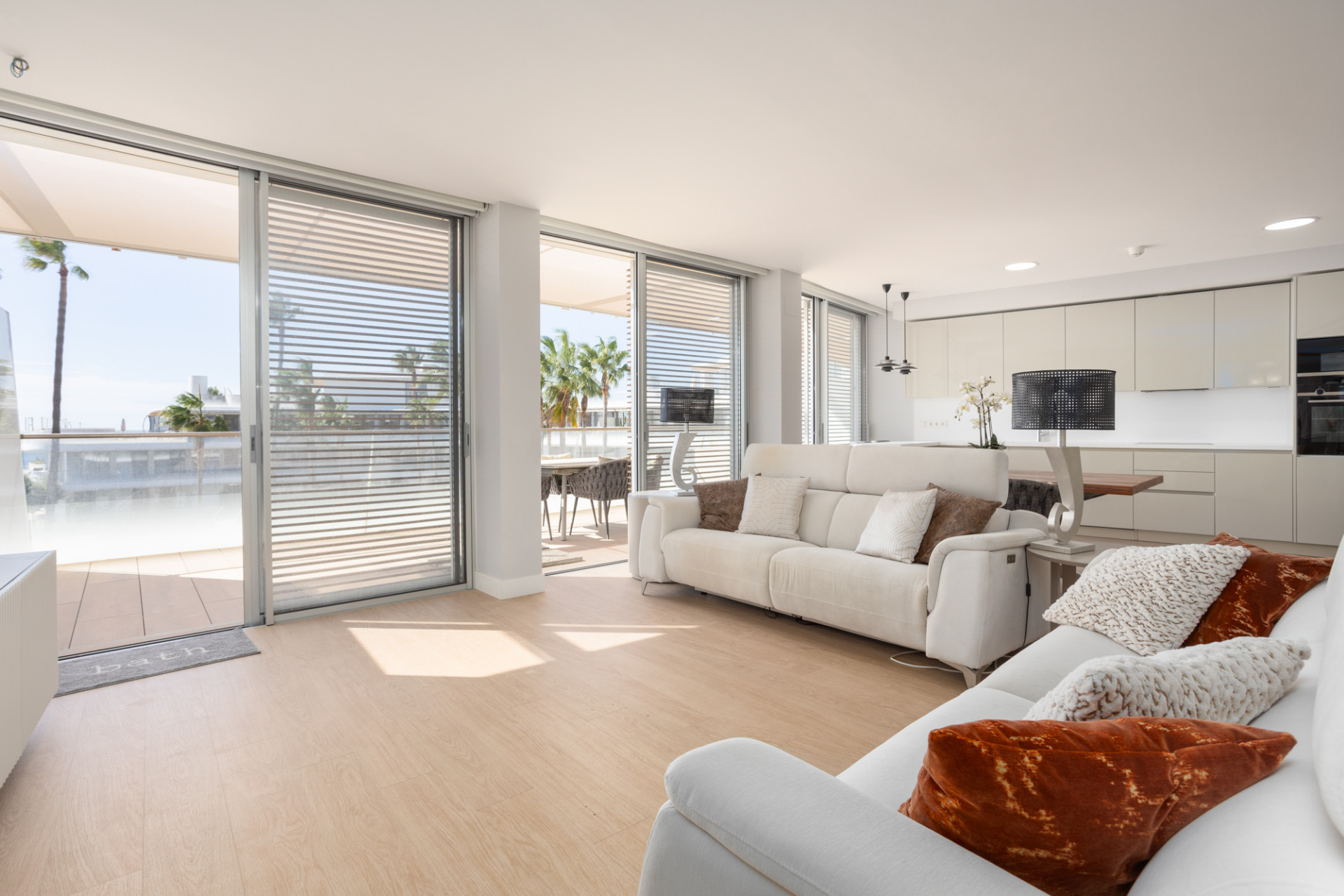 Hermoso apartamento de cuatro dormitorios orientado al sur en primera línea de playa en The Edge, Estepona