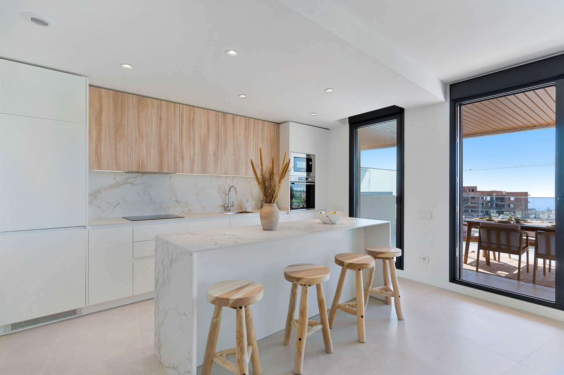 Lujoso orientación sur, nuevo apartamento de tres dormitorios en planta baja situado en Vanian Views, Estepona