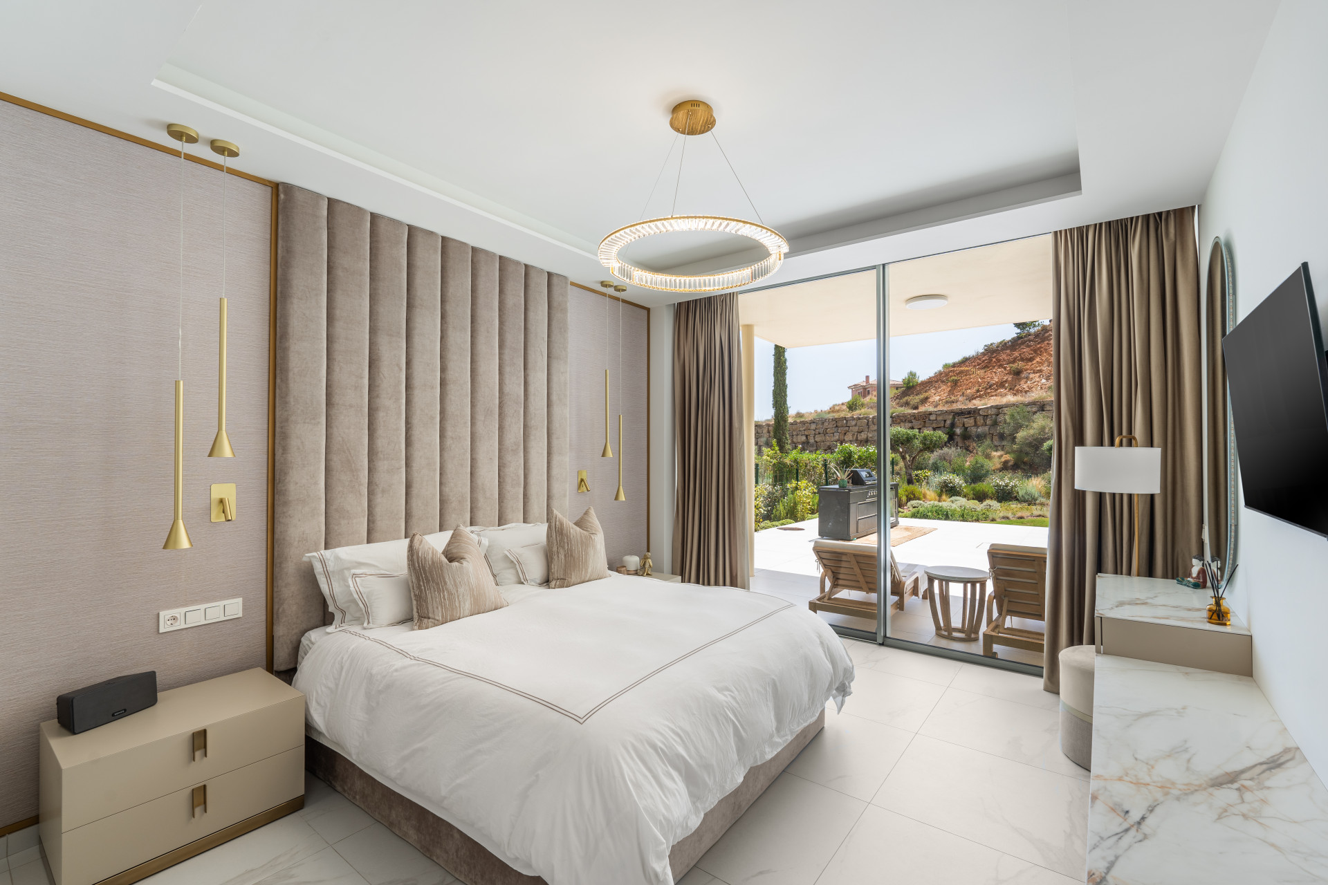 Apartamento de lujo de tres dormitorios con piscina privada en Reserva del Higuerón