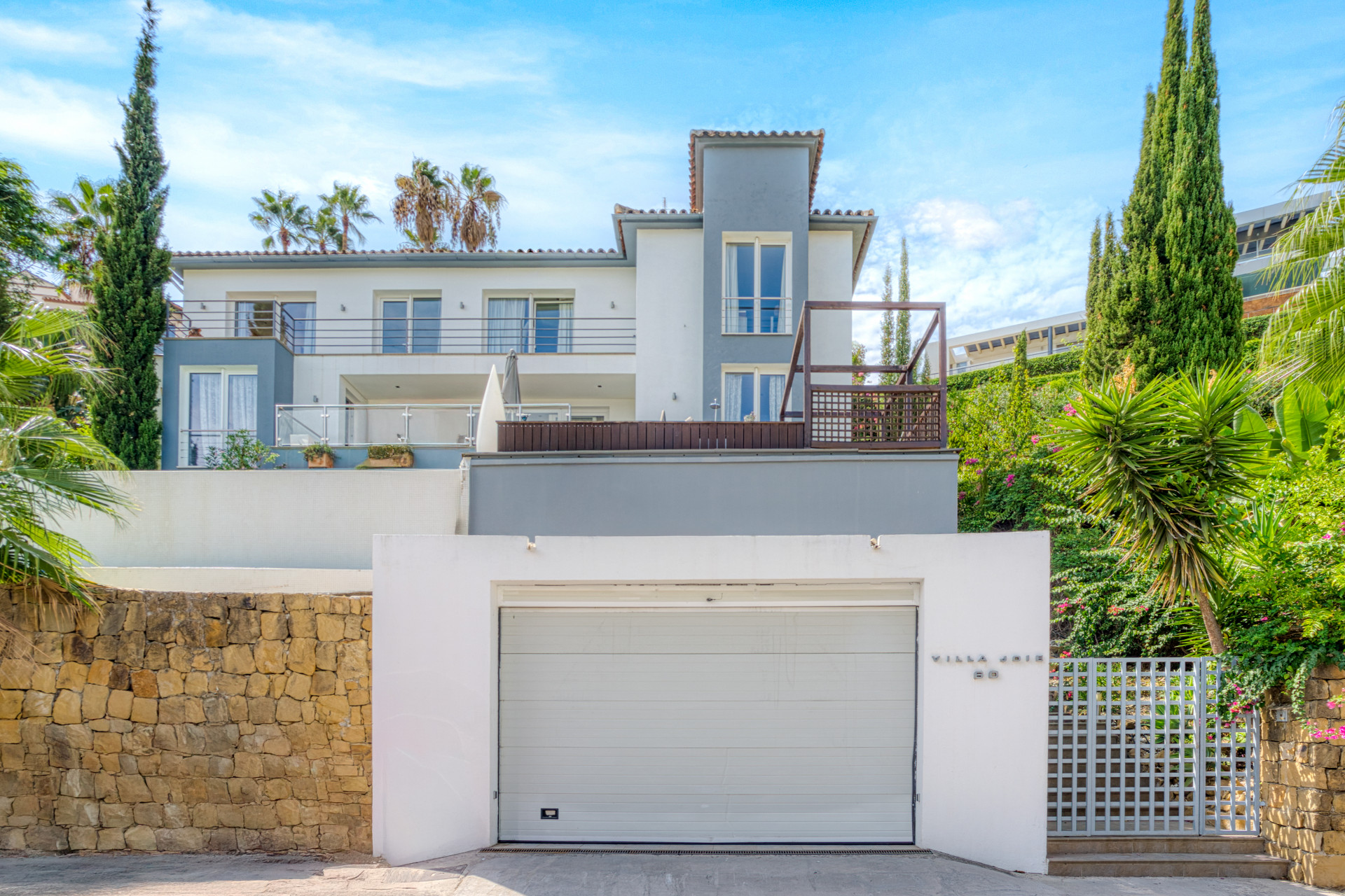 Geräumiges fünf Schlafzimmer, Villa im exklusiven Los Arqueros Golf Resort in Benahavís