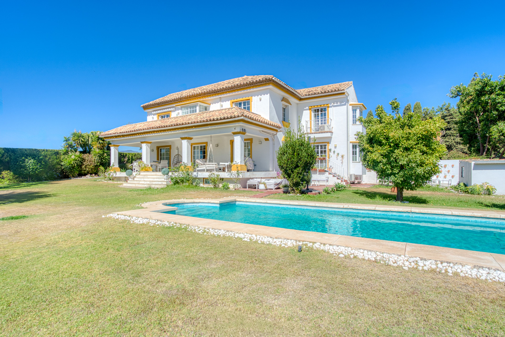 Hermosa Villa de seis dormitorios enclavada en el corazón de Guadalmina Alta, Marbella