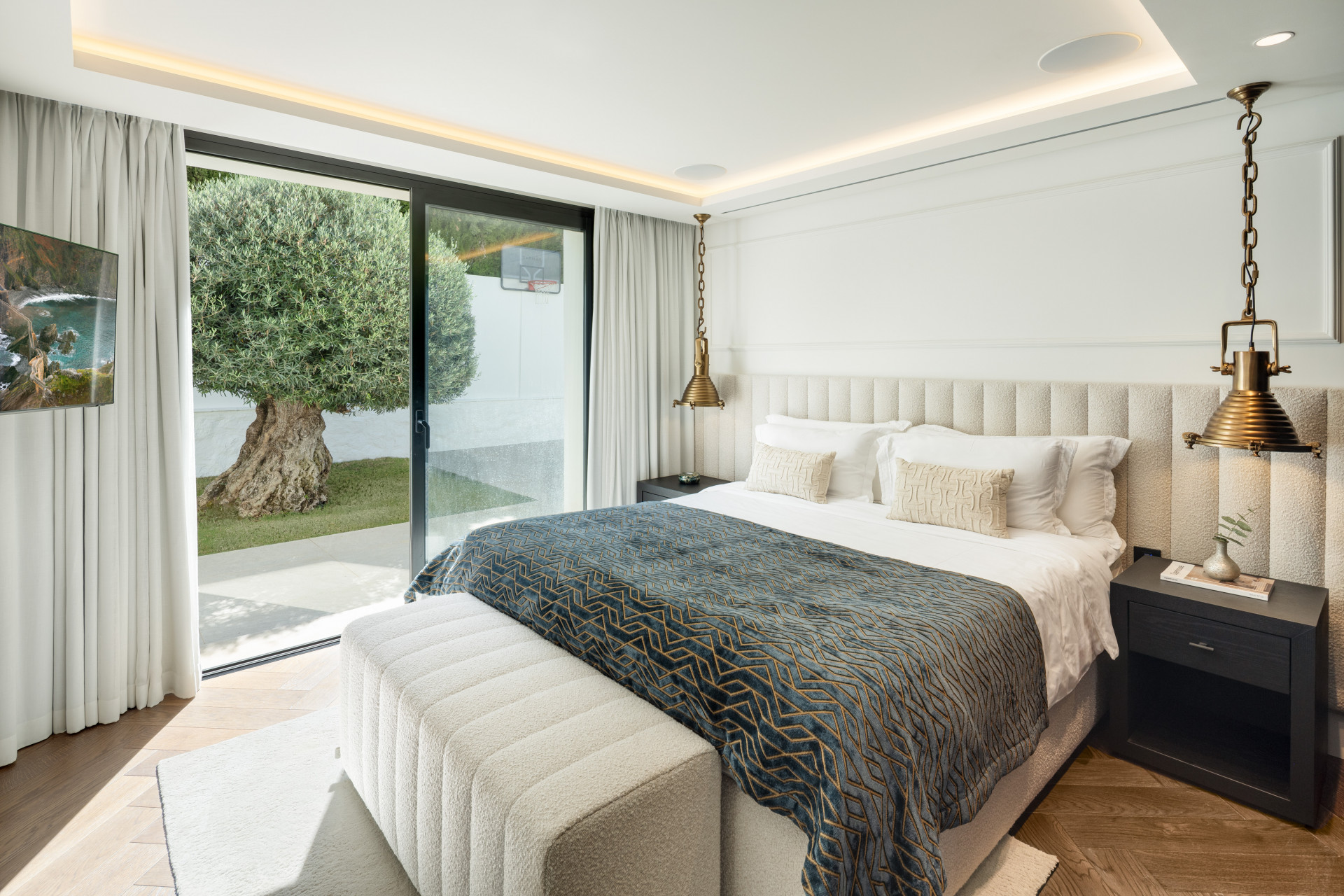 Beautiful six bedroom villa located in Nueva Andalucía's Golf Valley, Marbella