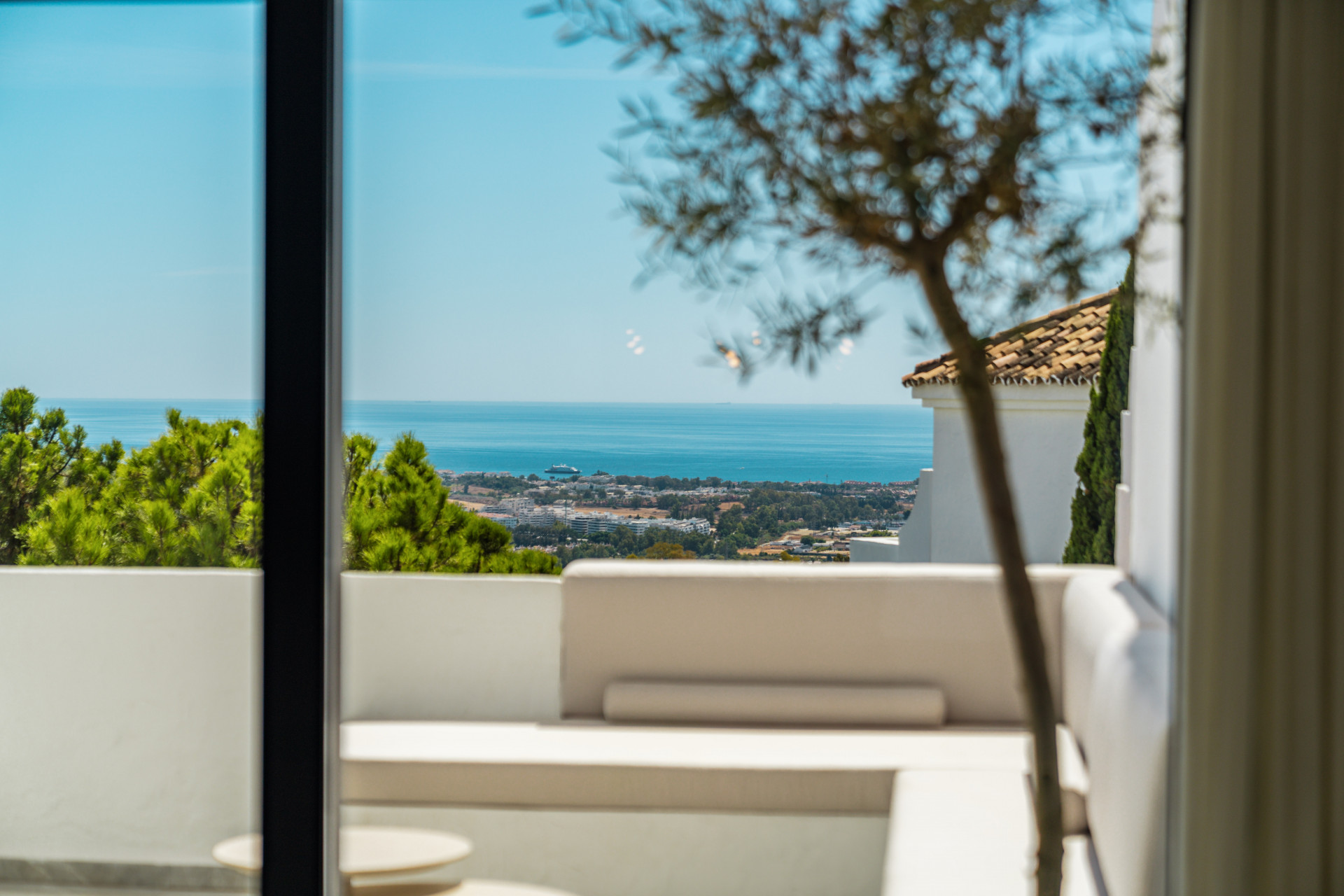 Contemporary three bedroom duplex in the exclusive Las Colinas de Marbella community, Benahavís