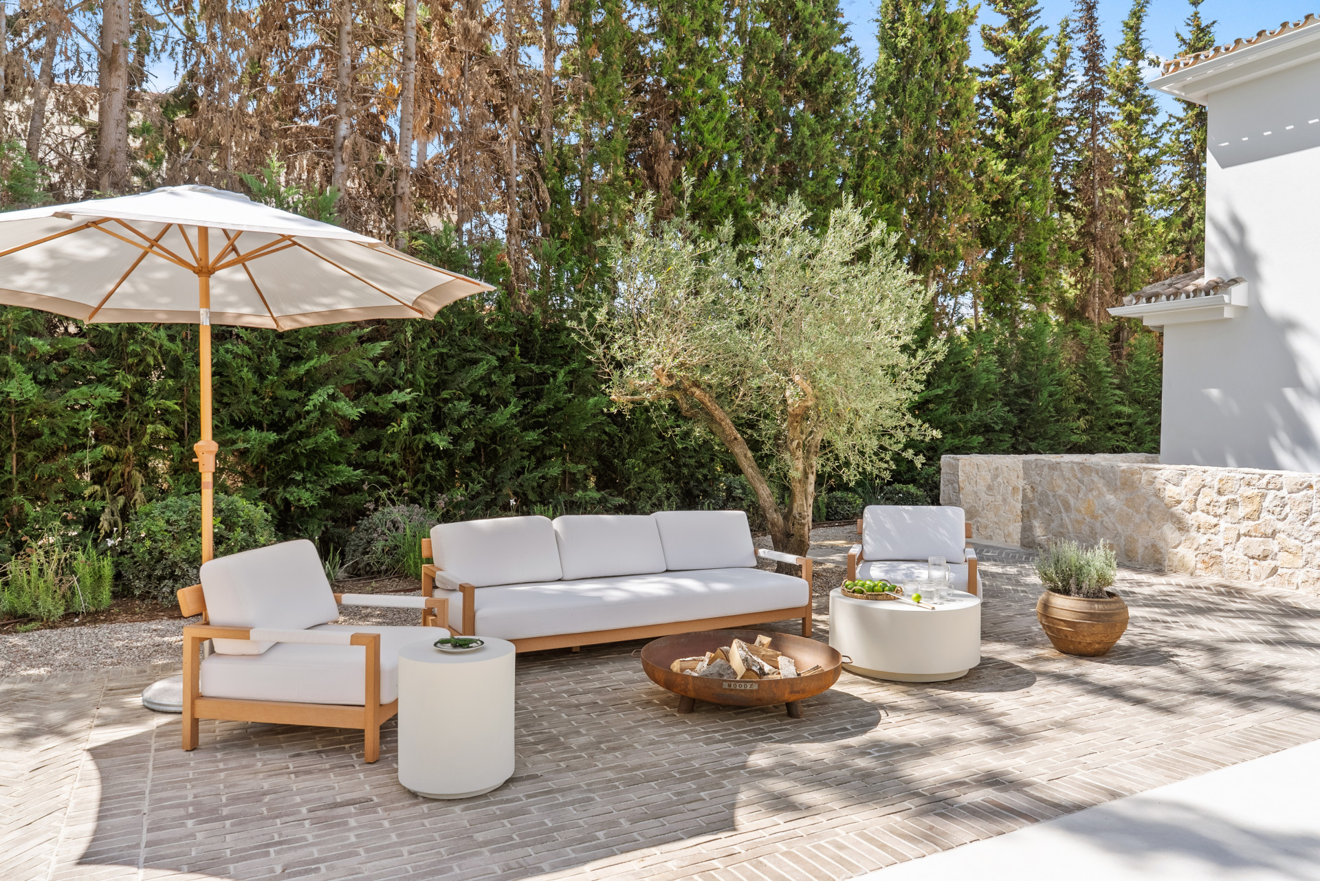 Exceptional four bedroom frontline golf villa in Las Brisas, Nueva Andalucia