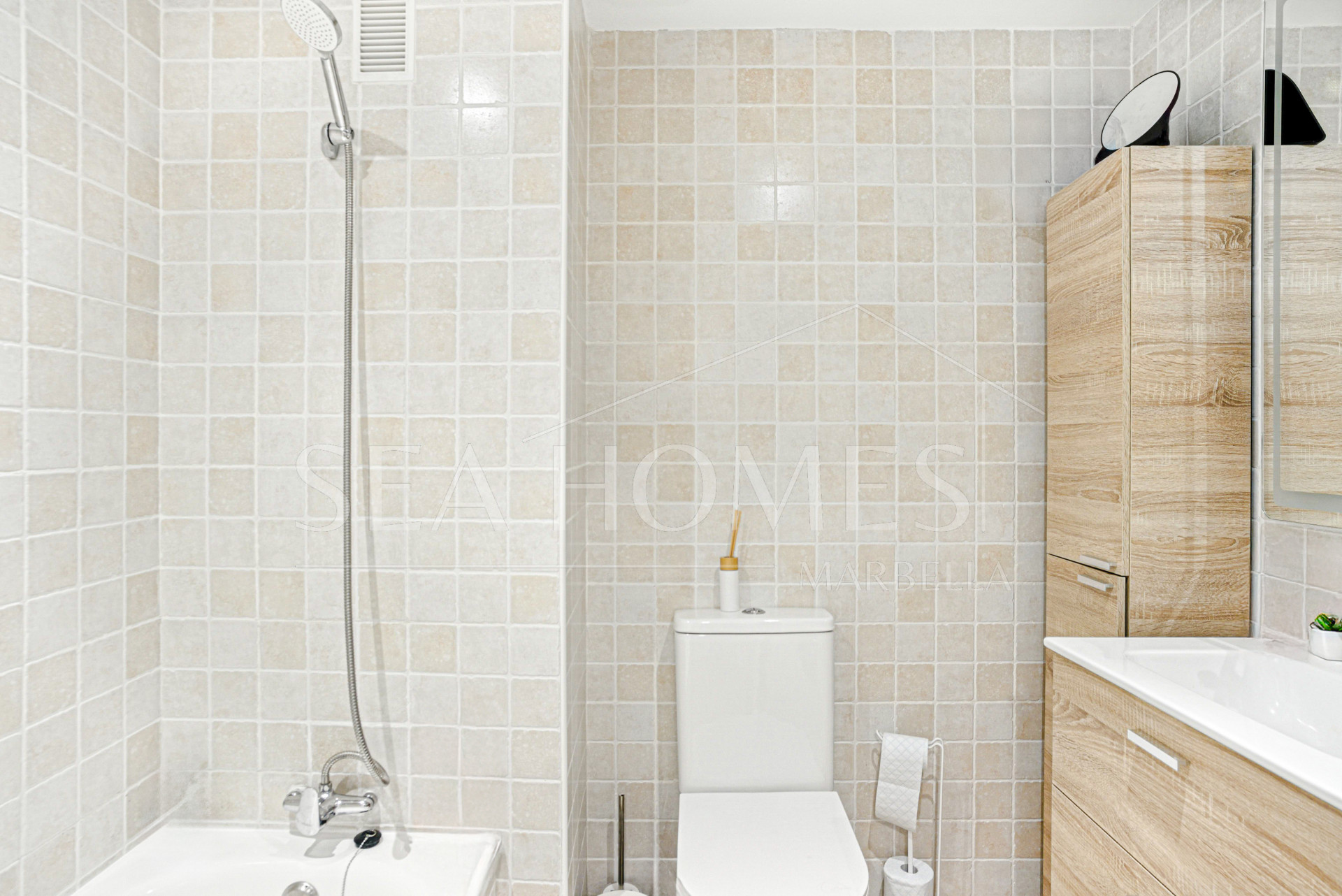 Beautifully renovated, south west facing, two bedroom apartment located in the residential area of Reserva de Marbella