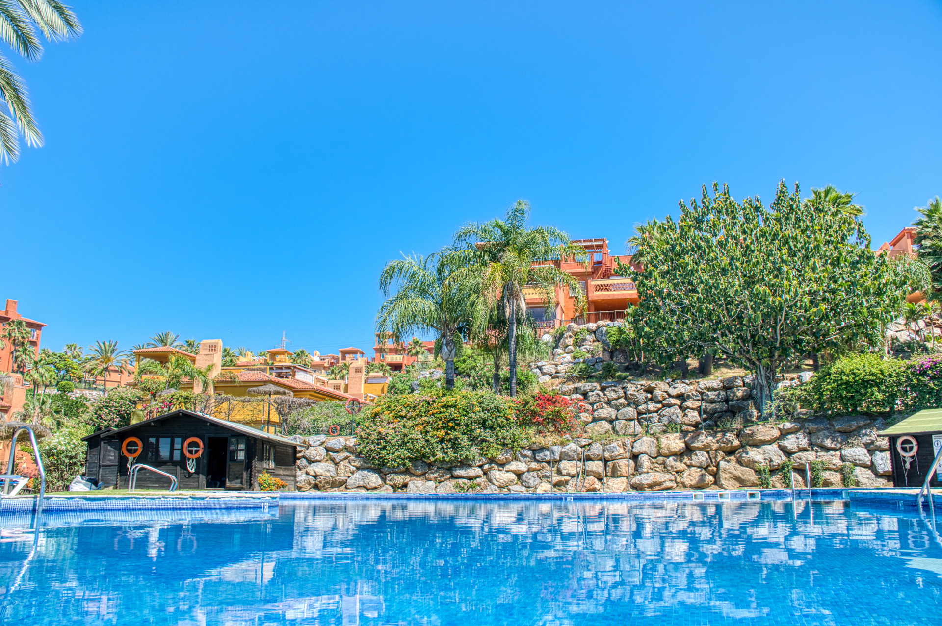 Hermoso reformado, orientado al suroeste, apartamento de dos dormitorios situado en la zona residencial de Reserva de Marbella