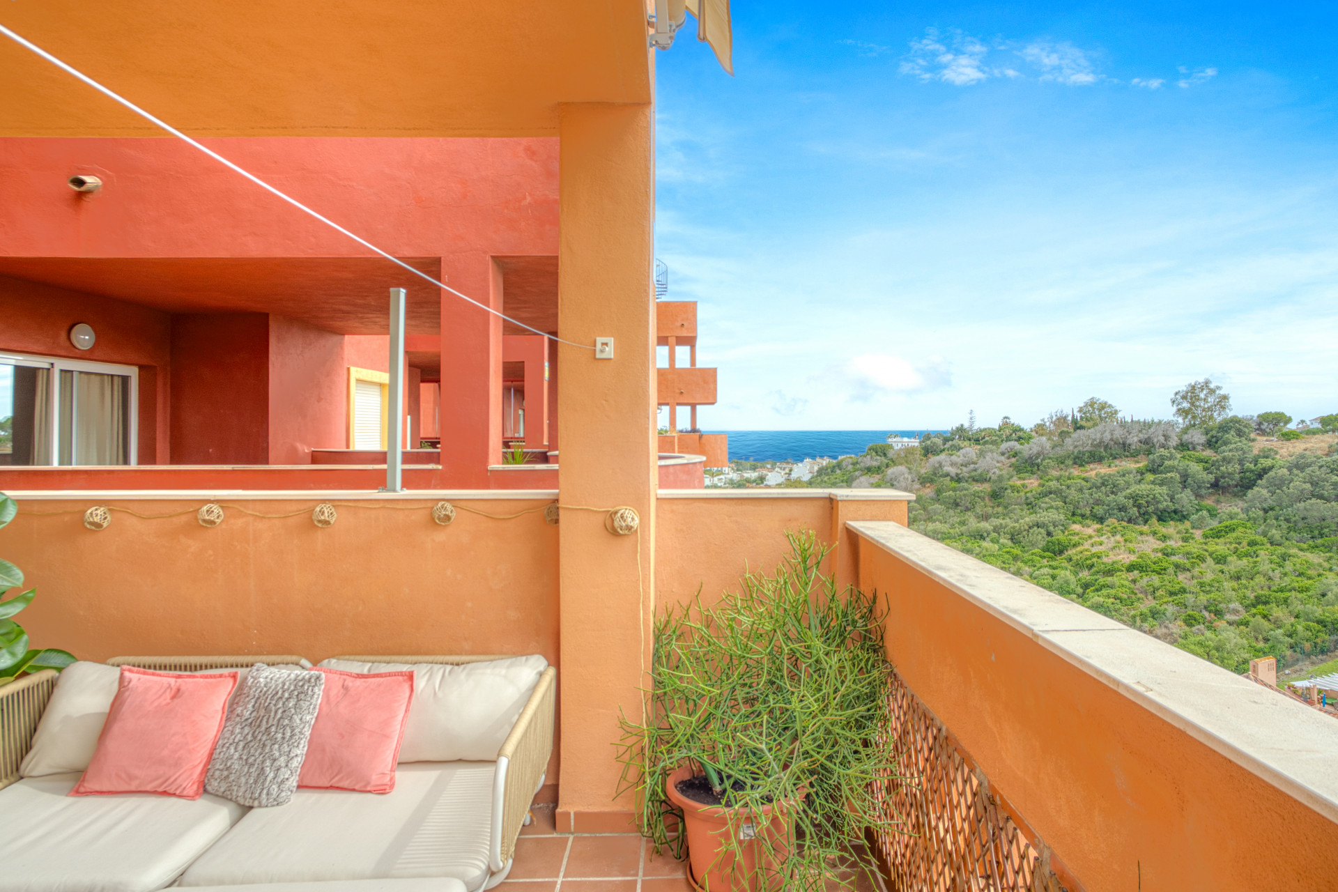 Hermoso reformado, orientado al suroeste, apartamento de dos dormitorios situado en la zona residencial de Reserva de Marbella