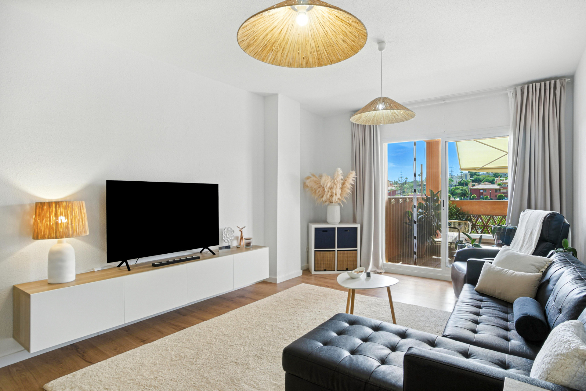 Hermoso reformado, orientado al suroeste, apartamento de dos dormitorios situado en la zona residencial de Reserva de Marbella