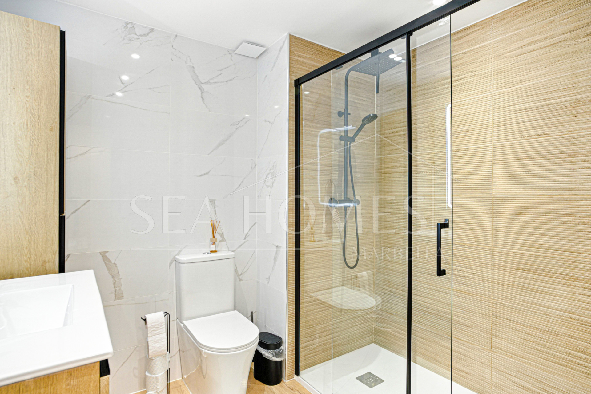 Beautifully renovated, south west facing, two bedroom apartment located in the residential area of Reserva de Marbella