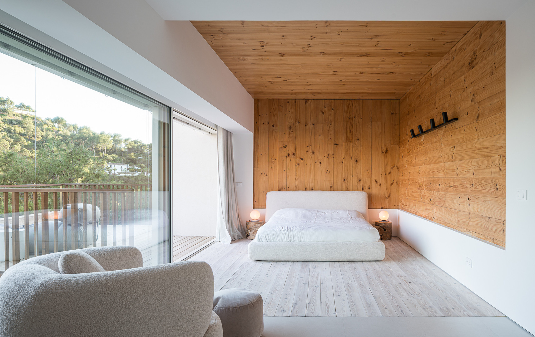 Beautiful five bedroom villa located in the prestigious gated community of El Madroñal, Benahavis