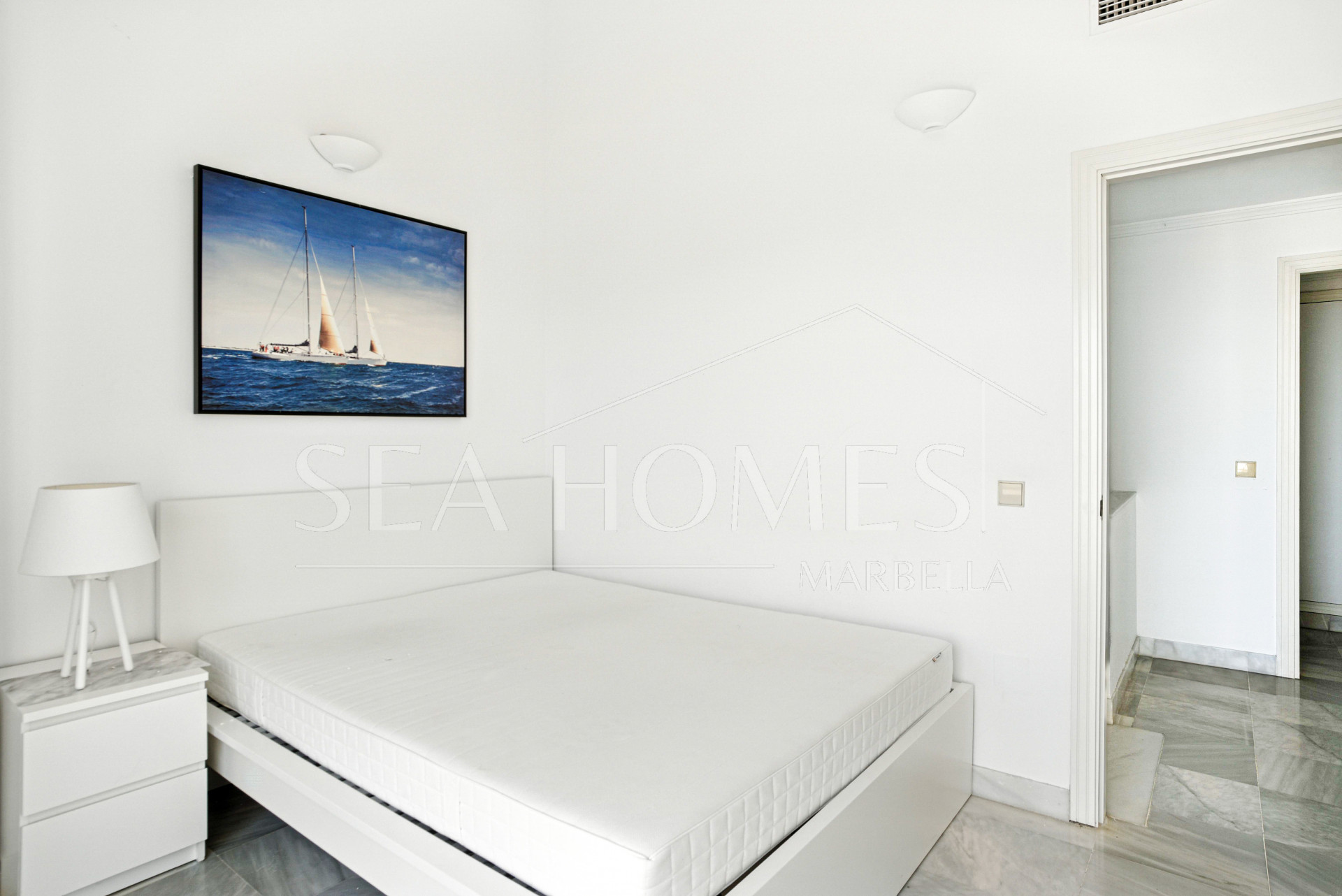Three bedroom, south facing duplex penthouse with sea views, located in the sought-after community of Pinos de Nagüeles, on Marbella´sGolden Mile