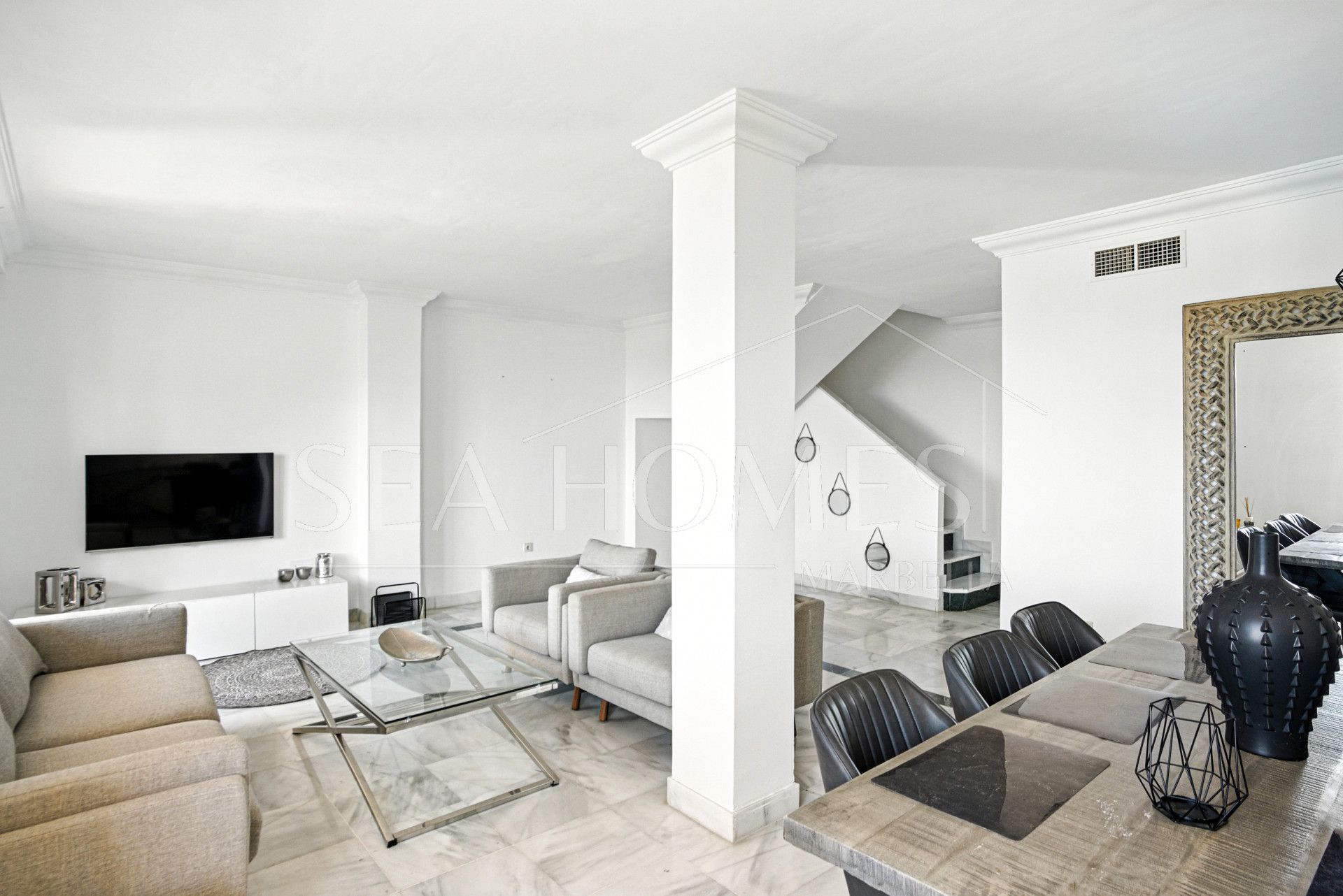 Three bedroom, south facing duplex penthouse with sea views, located in the sought-after community of Pinos de Nagüeles, on Marbella´sGolden Mile