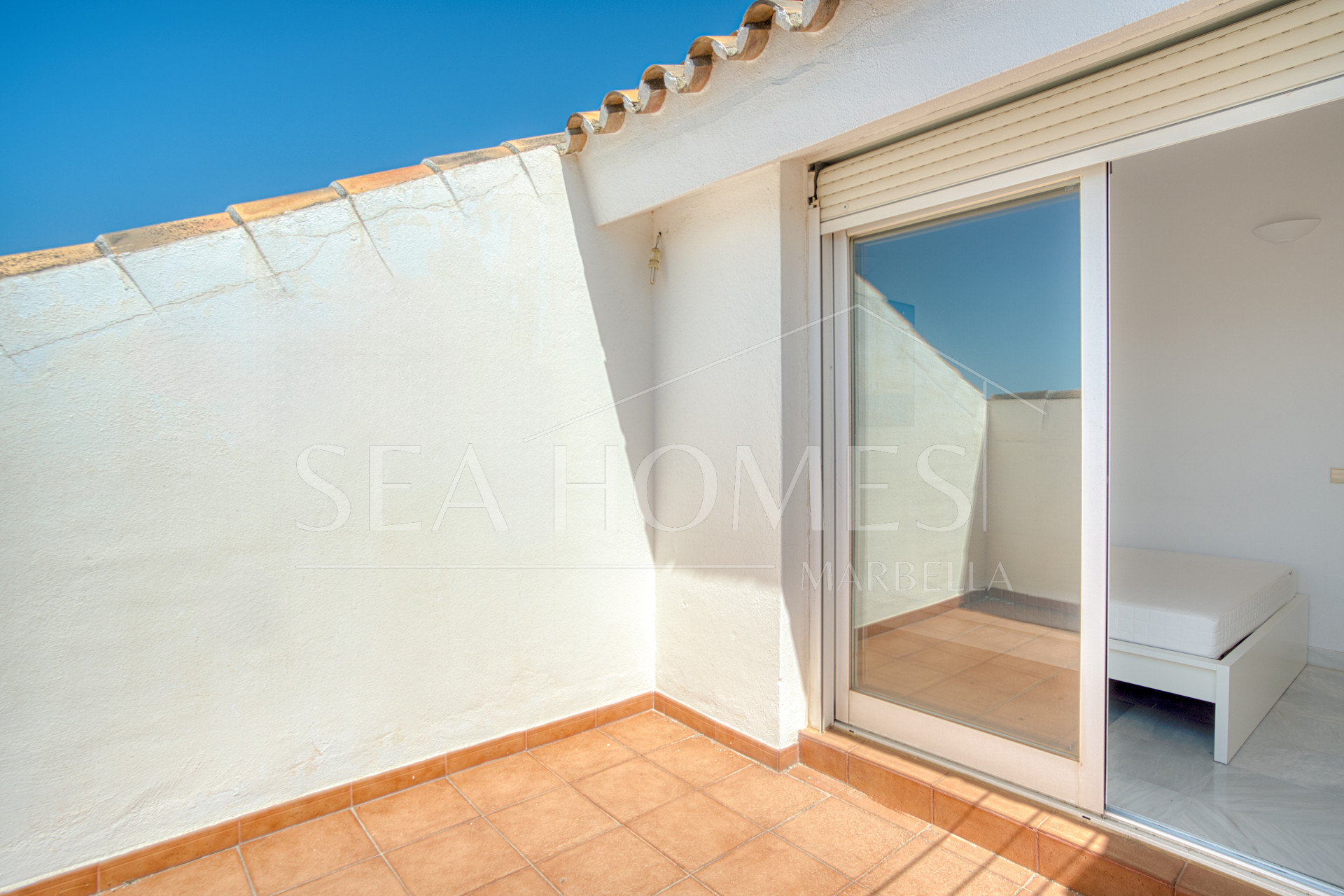 Three bedroom, south facing duplex penthouse with sea views, located in the sought-after community of Pinos de Nagüeles, on Marbella´sGolden Mile