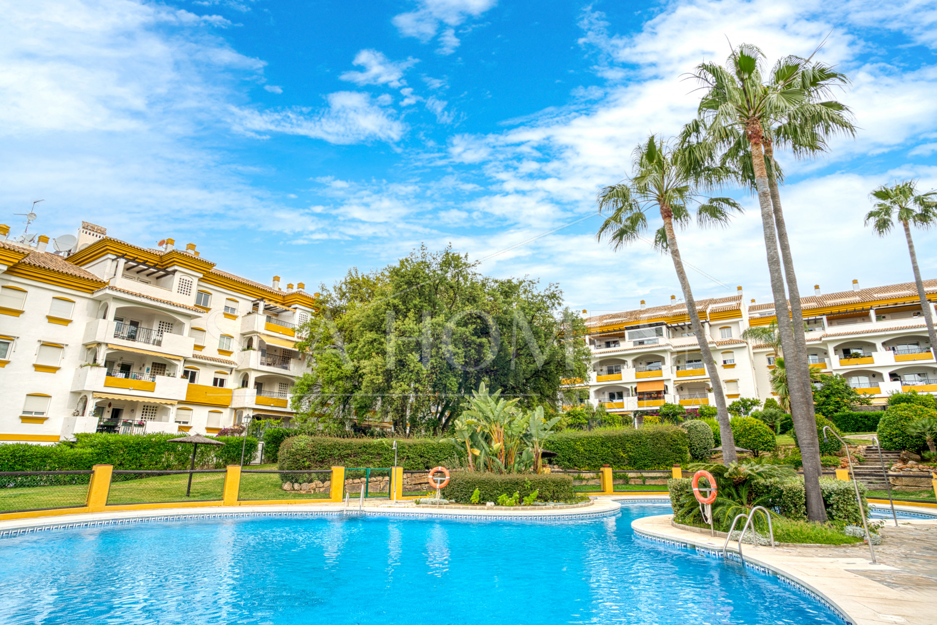 Three bedroom, south facing duplex penthouse with sea views, located in the sought-after community of Pinos de Nagüeles, on Marbella´sGolden Mile