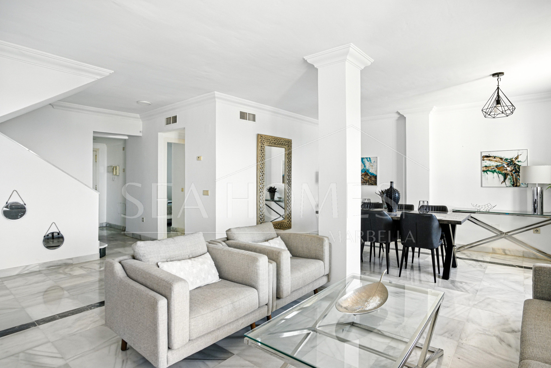 Three bedroom, south facing duplex penthouse with sea views, located in the sought-after community of Pinos de Nagüeles, on Marbella´sGolden Mile