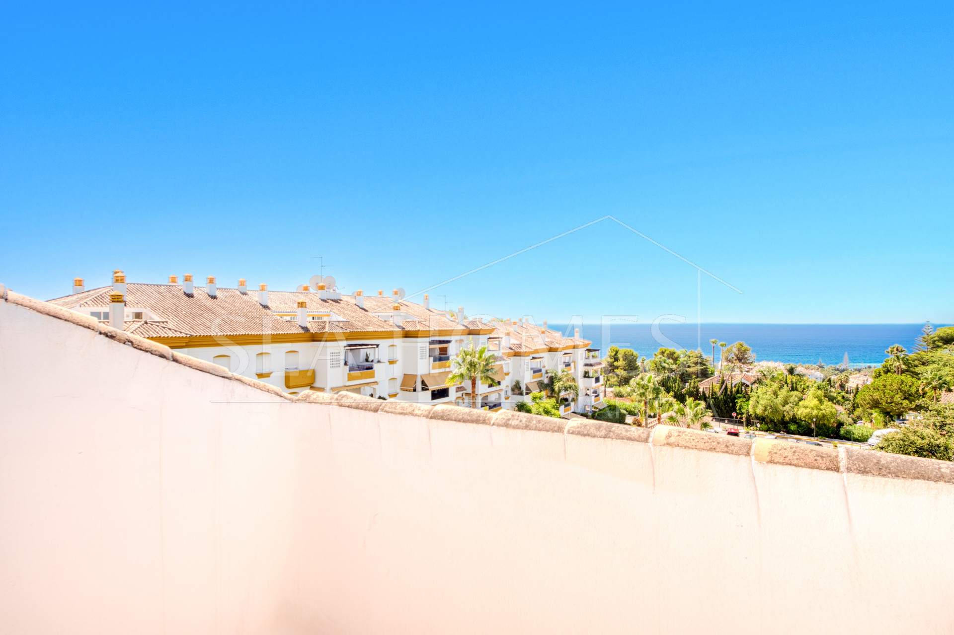 Three bedroom, south facing duplex penthouse with sea views, located in the sought-after community of Pinos de Nagüeles, on Marbella´sGolden Mile