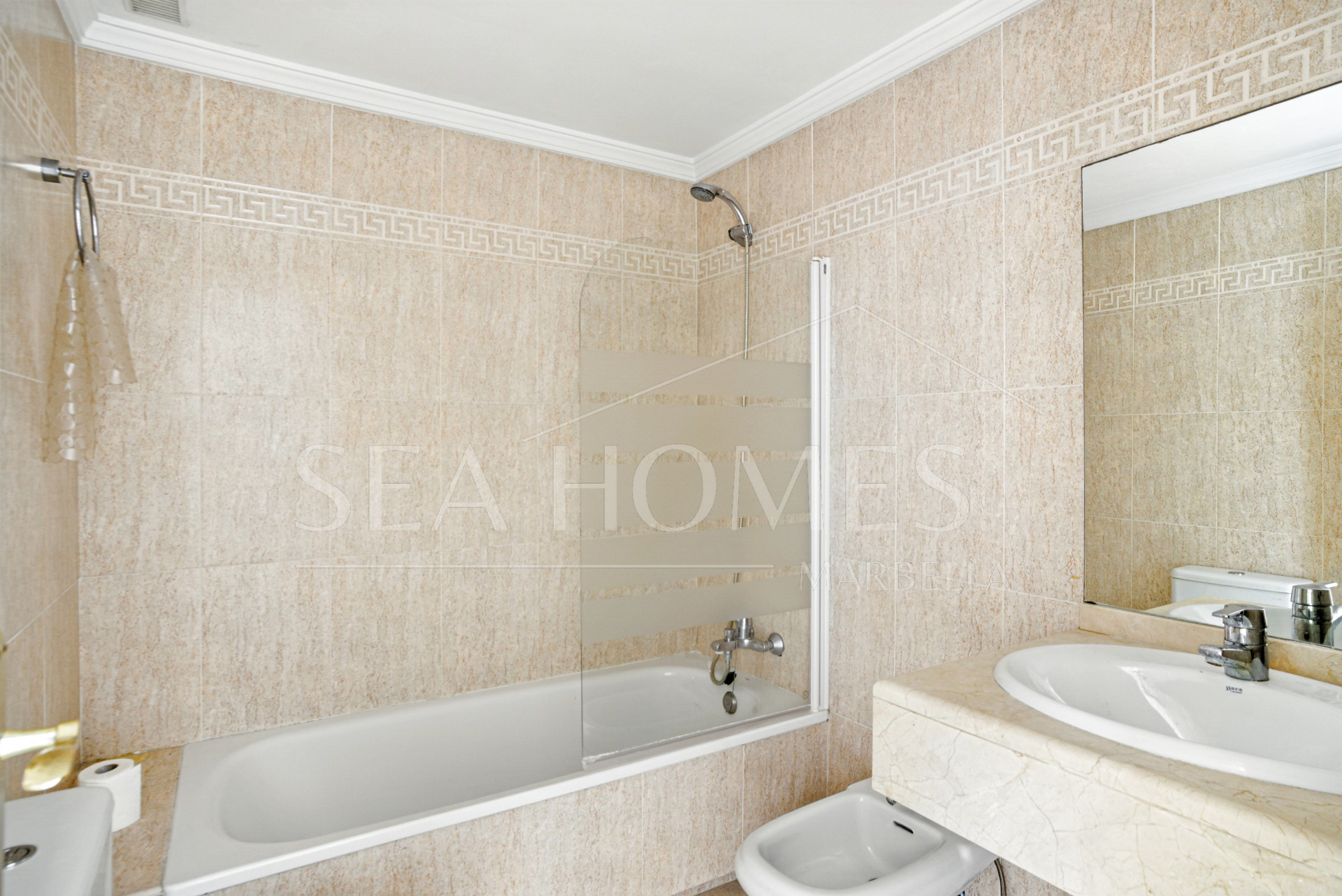 Three bedroom, south facing duplex penthouse with sea views, located in the sought-after community of Pinos de Nagüeles, on Marbella´sGolden Mile