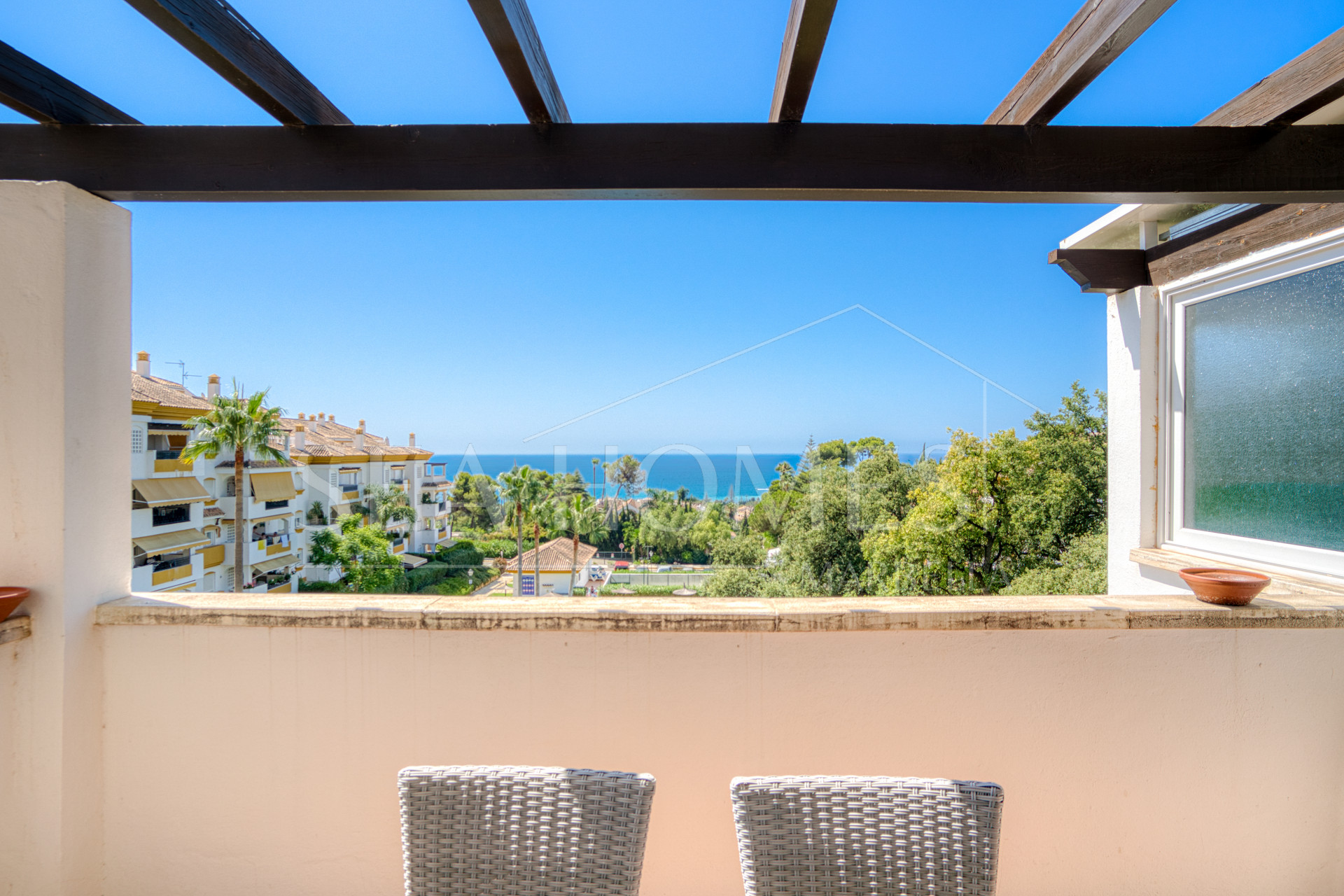 Three bedroom, south facing duplex penthouse with sea views, located in the sought-after community of Pinos de Nagüeles, on Marbella´sGolden Mile