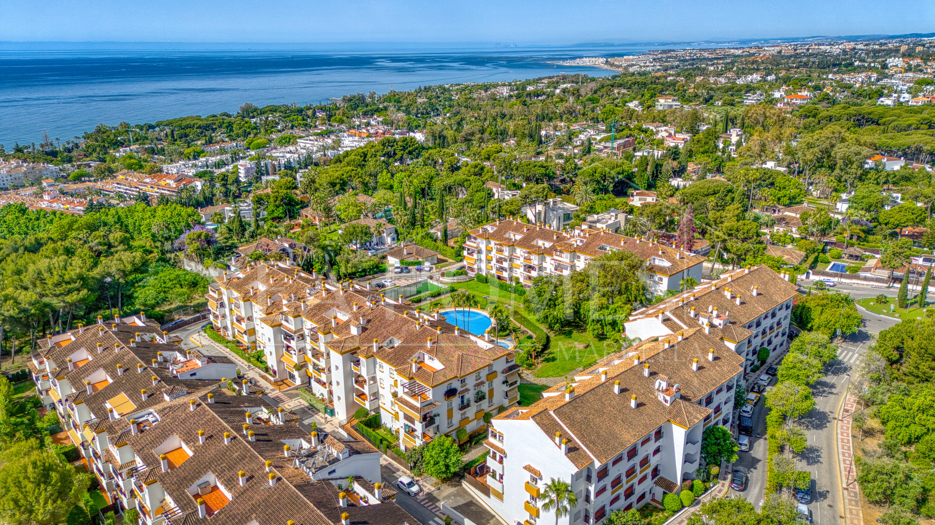 Three bedroom, south facing duplex penthouse with sea views, located in the sought-after community of Pinos de Nagüeles, on Marbella´sGolden Mile