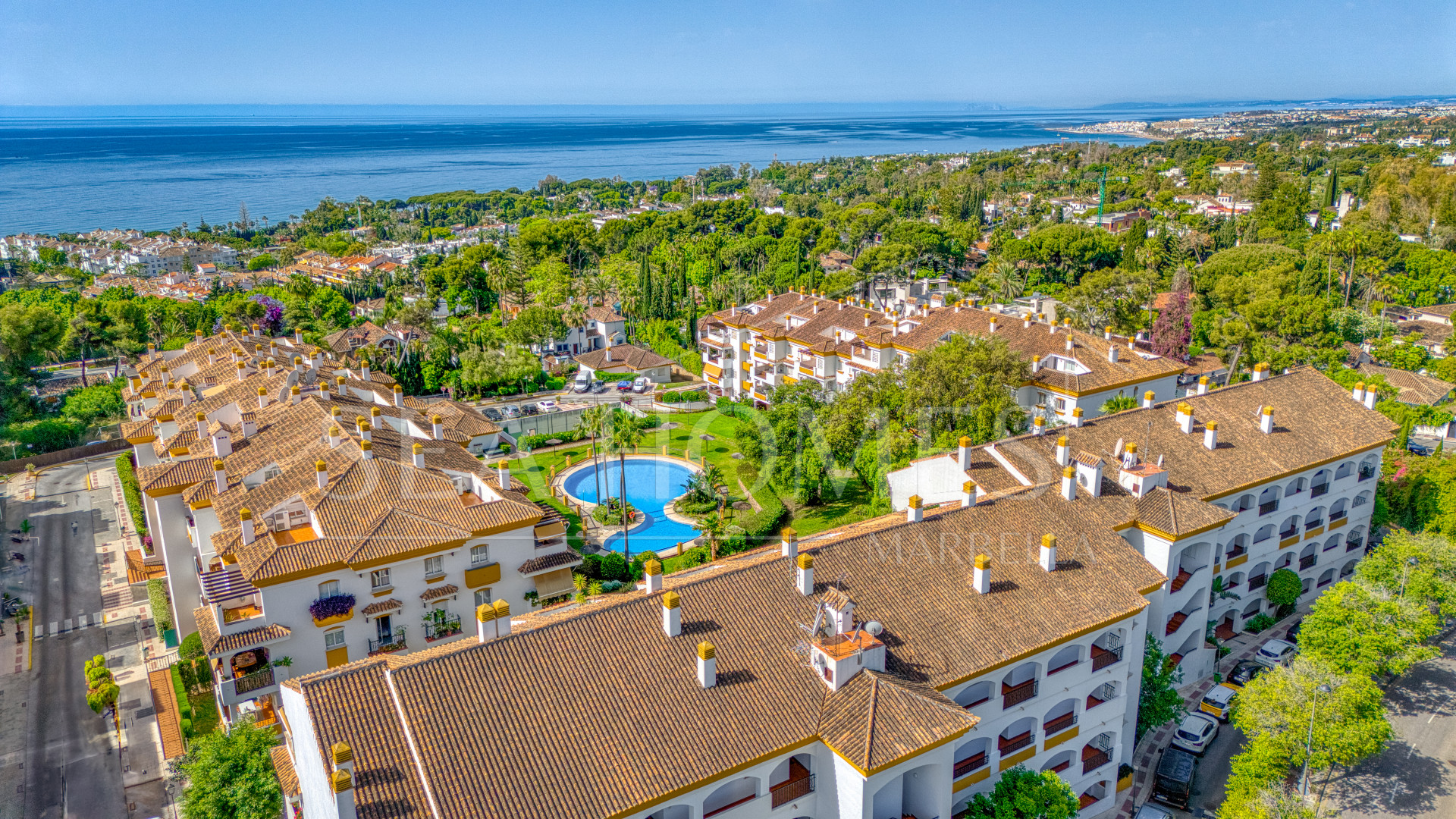 Three bedroom, south facing duplex penthouse with sea views, located in the sought-after community of Pinos de Nagüeles, on Marbella´sGolden Mile