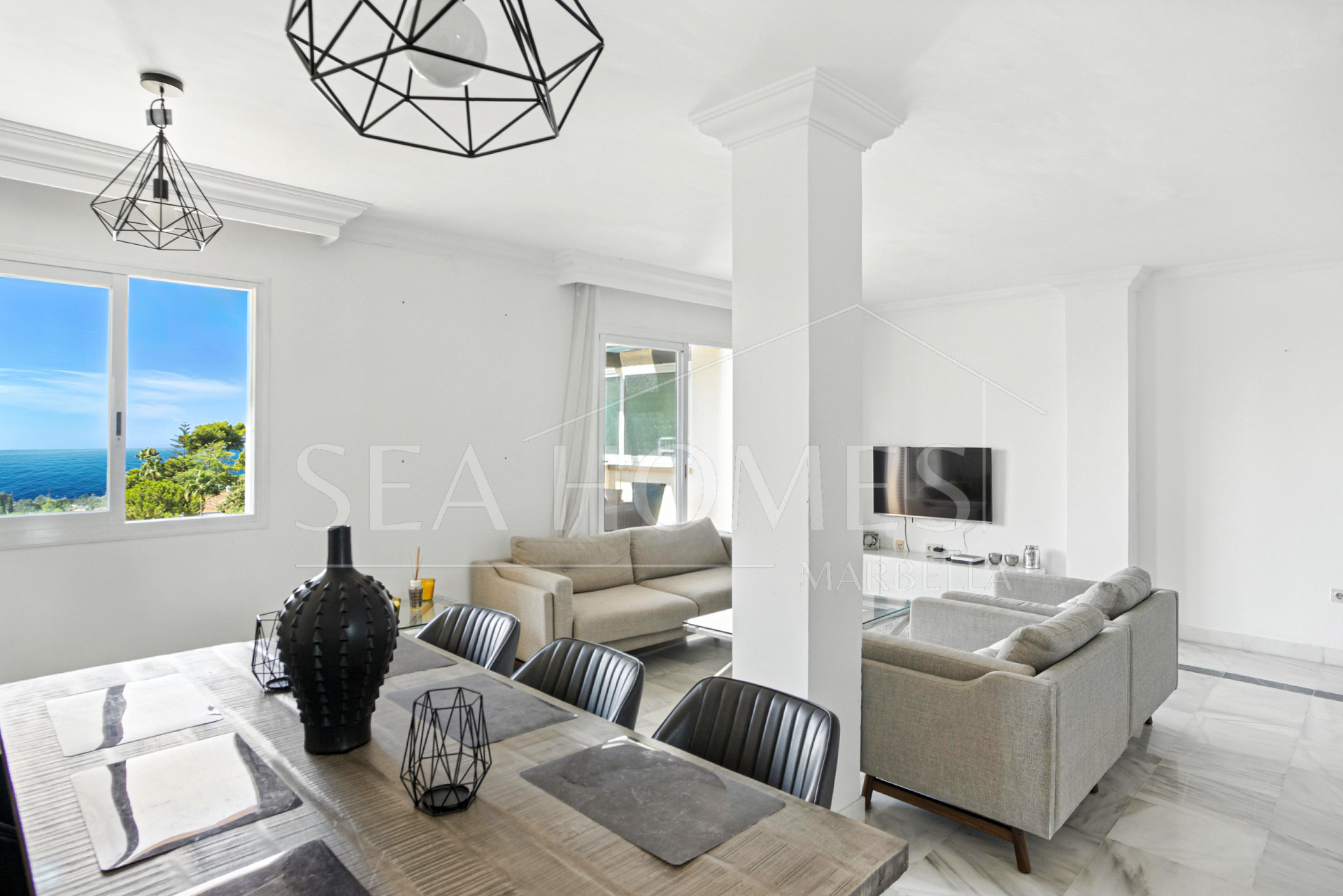 Three bedroom, south facing duplex penthouse with sea views, located in the sought-after community of Pinos de Nagüeles, on Marbella´sGolden Mile