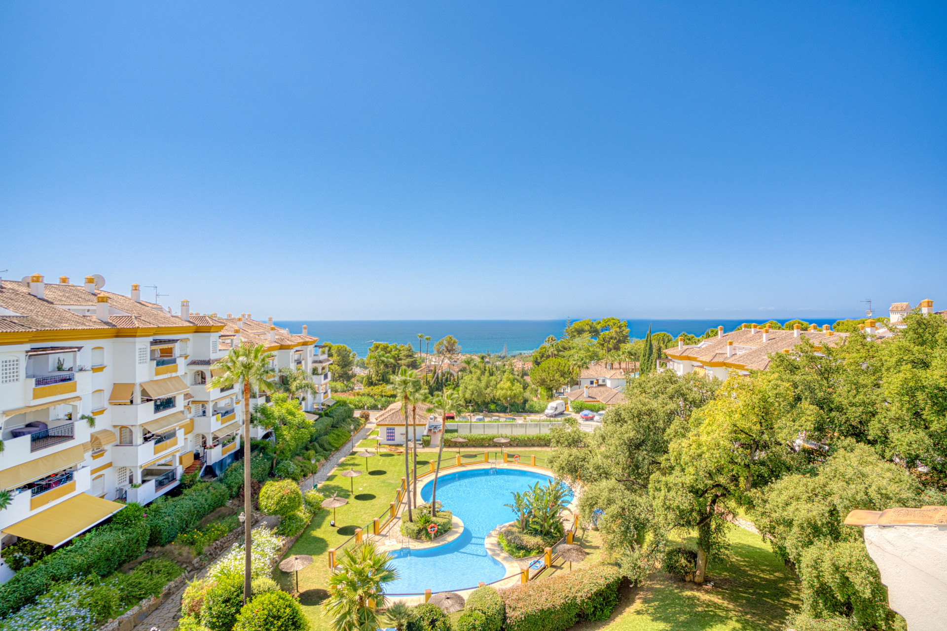 Ático dúplex orientado al sur con vistas al mar, situado en la comunidad de Pinos de Nagüeles, en Marbella ́sGolden Mile