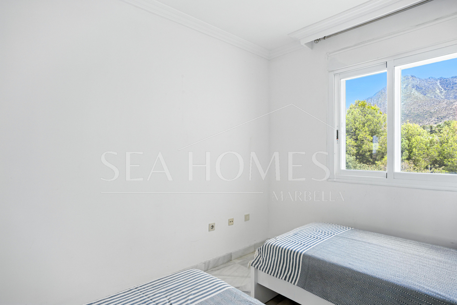 Three bedroom, south facing duplex penthouse with sea views, located in the sought-after community of Pinos de Nagüeles, on Marbella´sGolden Mile