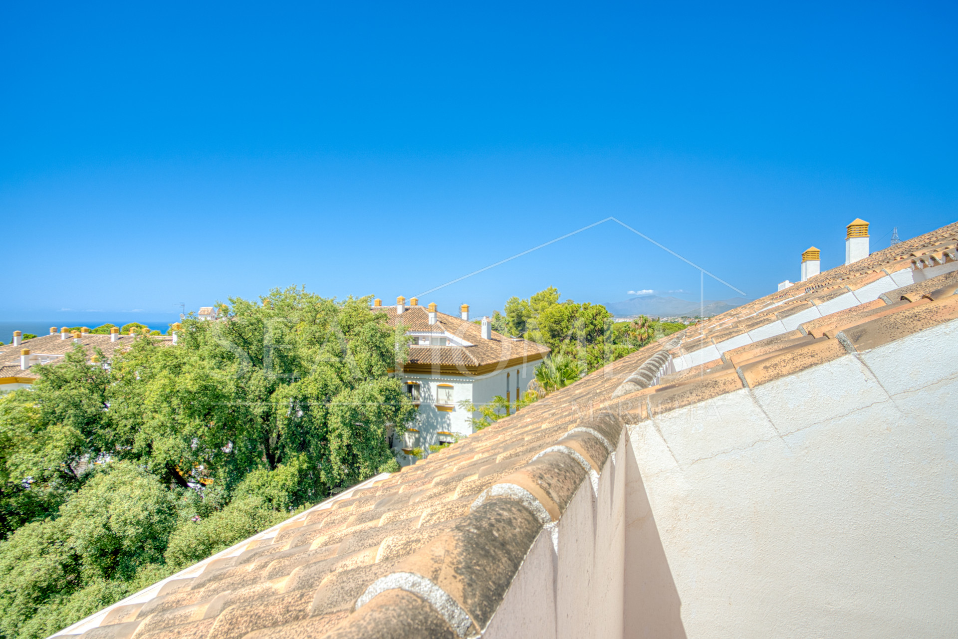 Three bedroom, south facing duplex penthouse with sea views, located in the sought-after community of Pinos de Nagüeles, on Marbella´sGolden Mile