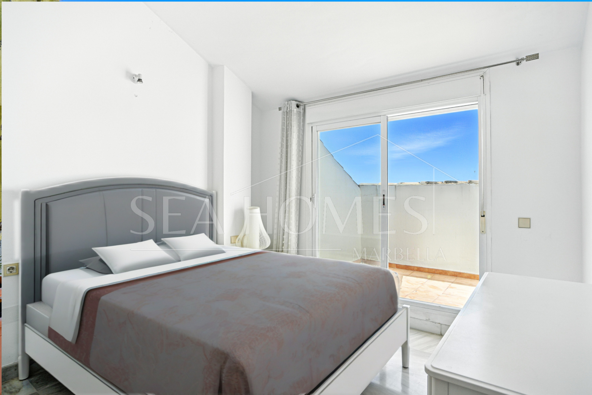 Three bedroom, south facing duplex penthouse with sea views, located in the sought-after community of Pinos de Nagüeles, on Marbella´sGolden Mile