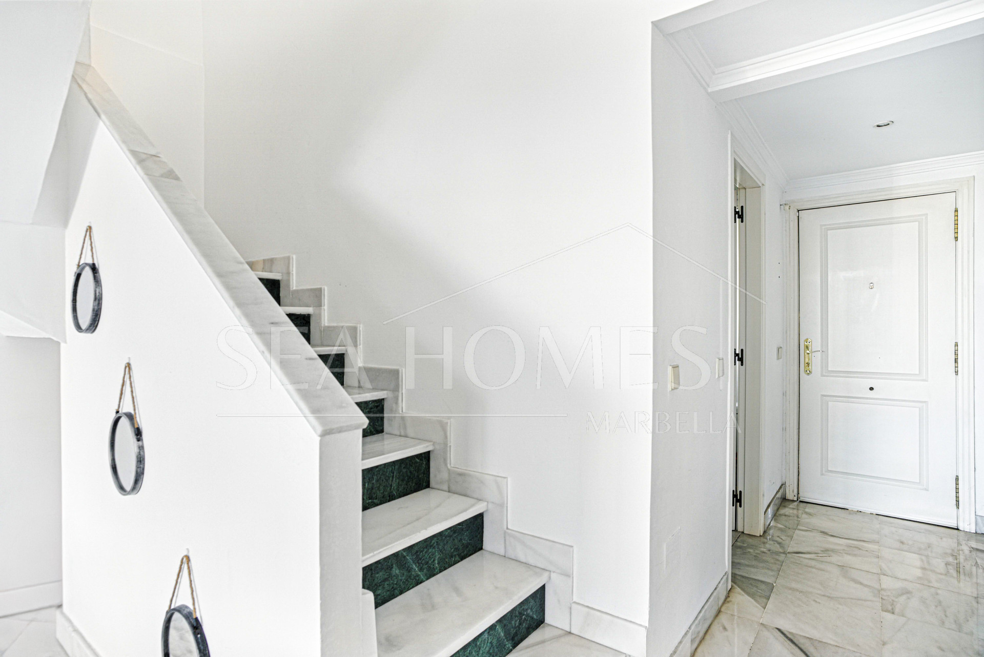 Three bedroom, south facing duplex penthouse with sea views, located in the sought-after community of Pinos de Nagüeles, on Marbella´sGolden Mile