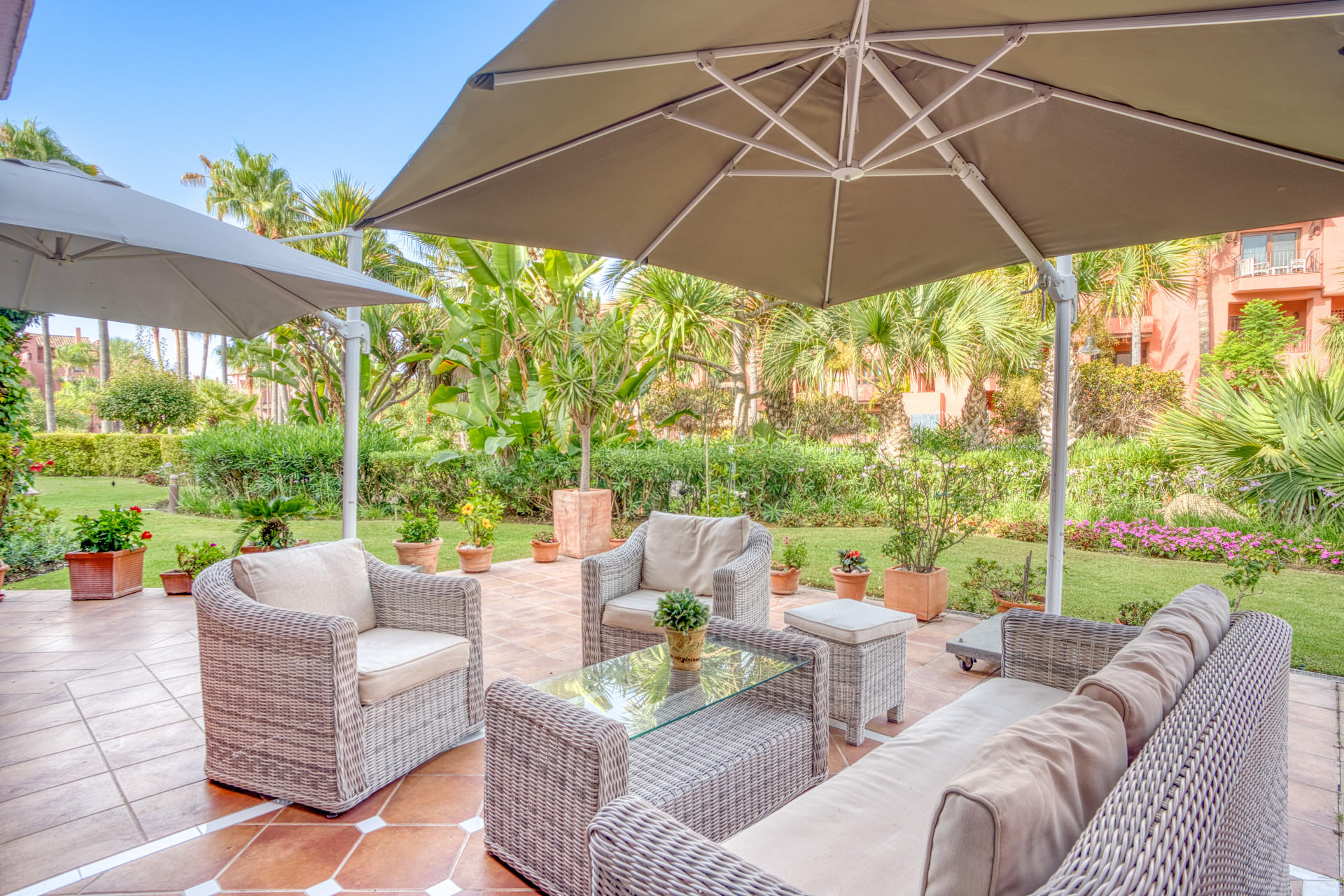 Unbefleckte drei Schlafzimmer West gegenüber Erdgeschoss Wohnung in der renommierten und gated Strand Gemeinschaft Menara Beach