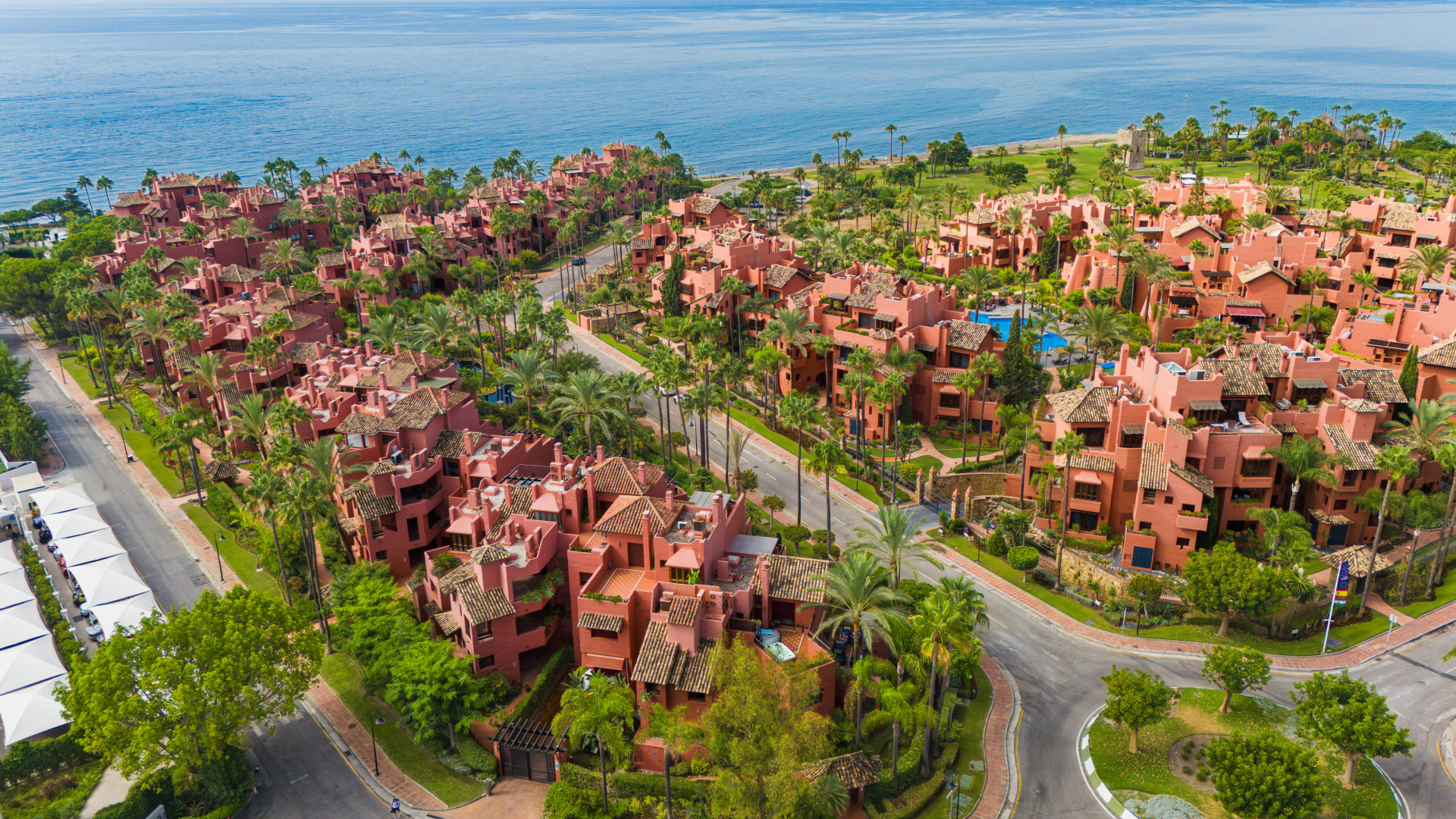 Immaculate three bedroom west facing ground floor apartment in the prestigious and gated beachfront community Menara Beach