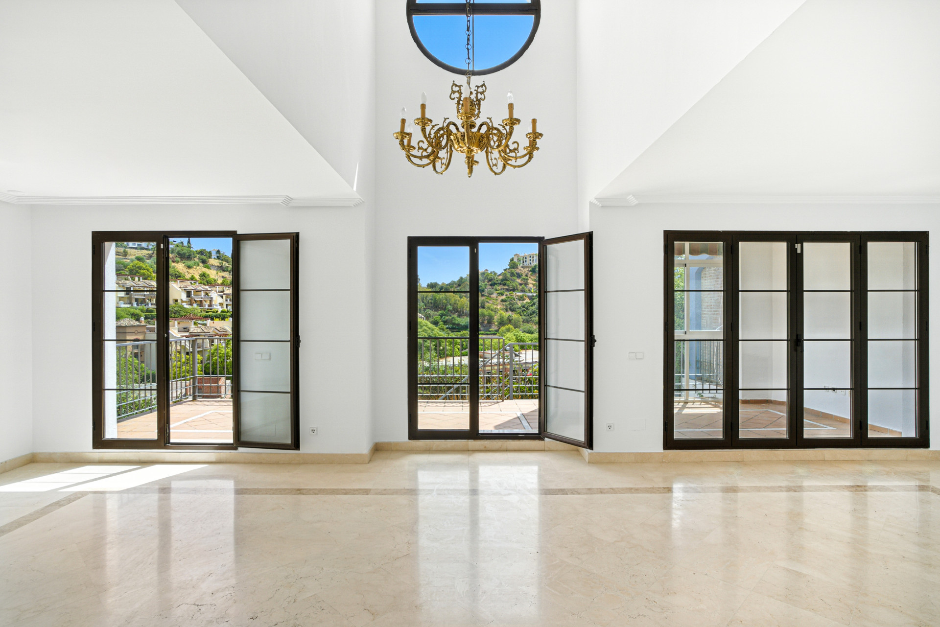 Elegant, four bedroom corner townhouse located in the exclusive community of Los Almendros, Benahavis