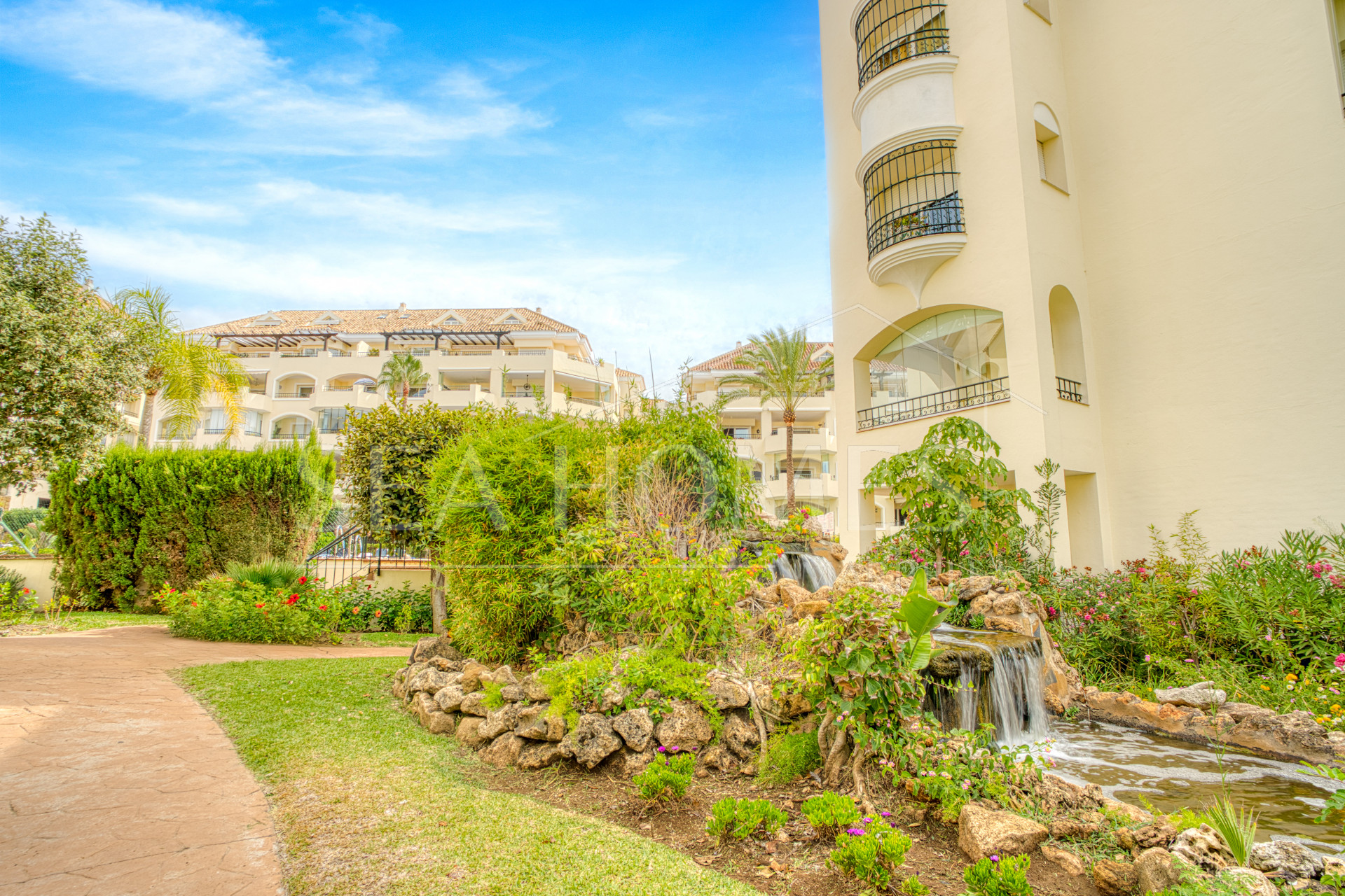 Beautiful south-facing, two-bedroom apartment located in the prestigious Hacienda Playa, Elviria