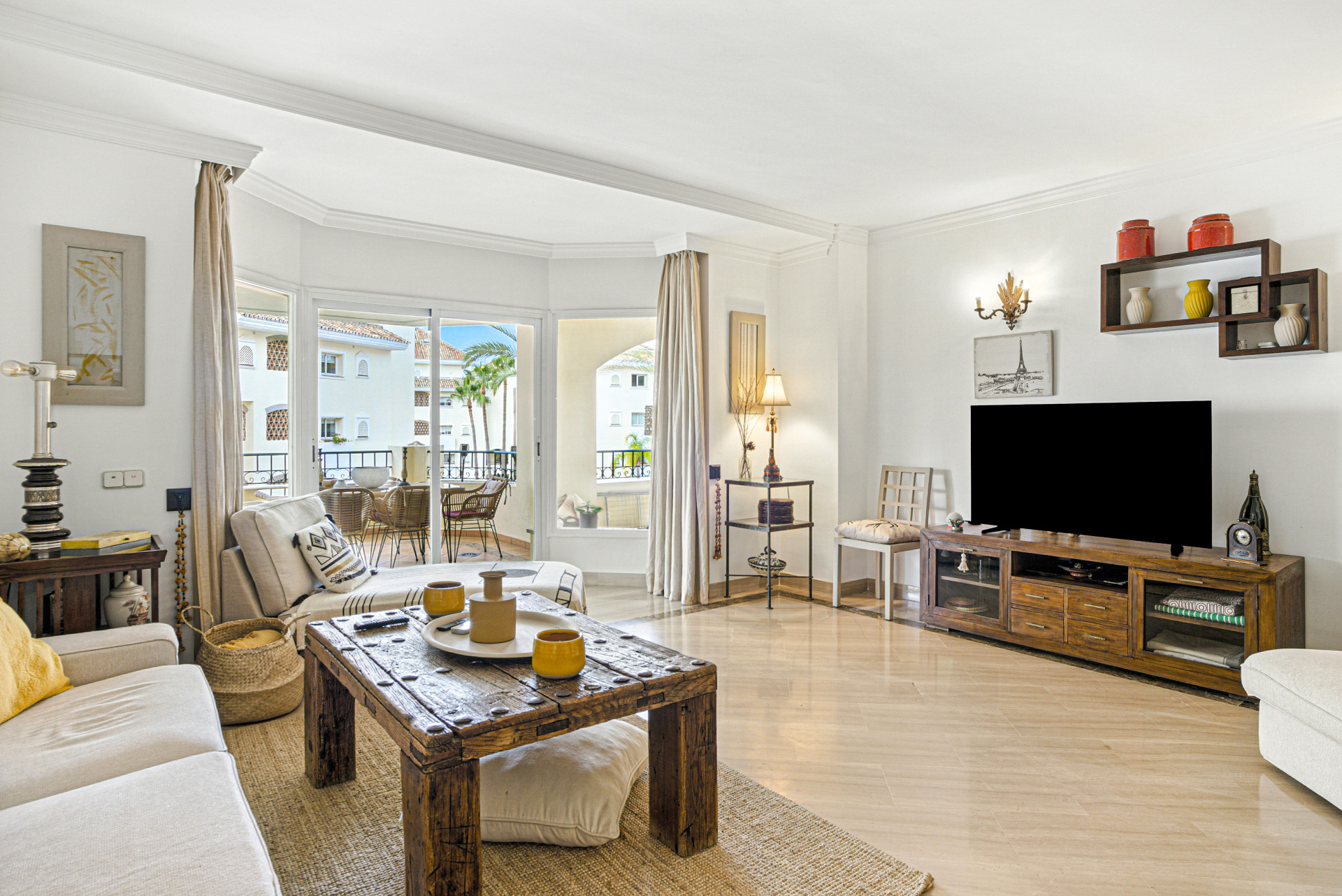 Hermoso apartamento de dos dormitorios situado en la prestigiosa Hacienda Playa, Elviria