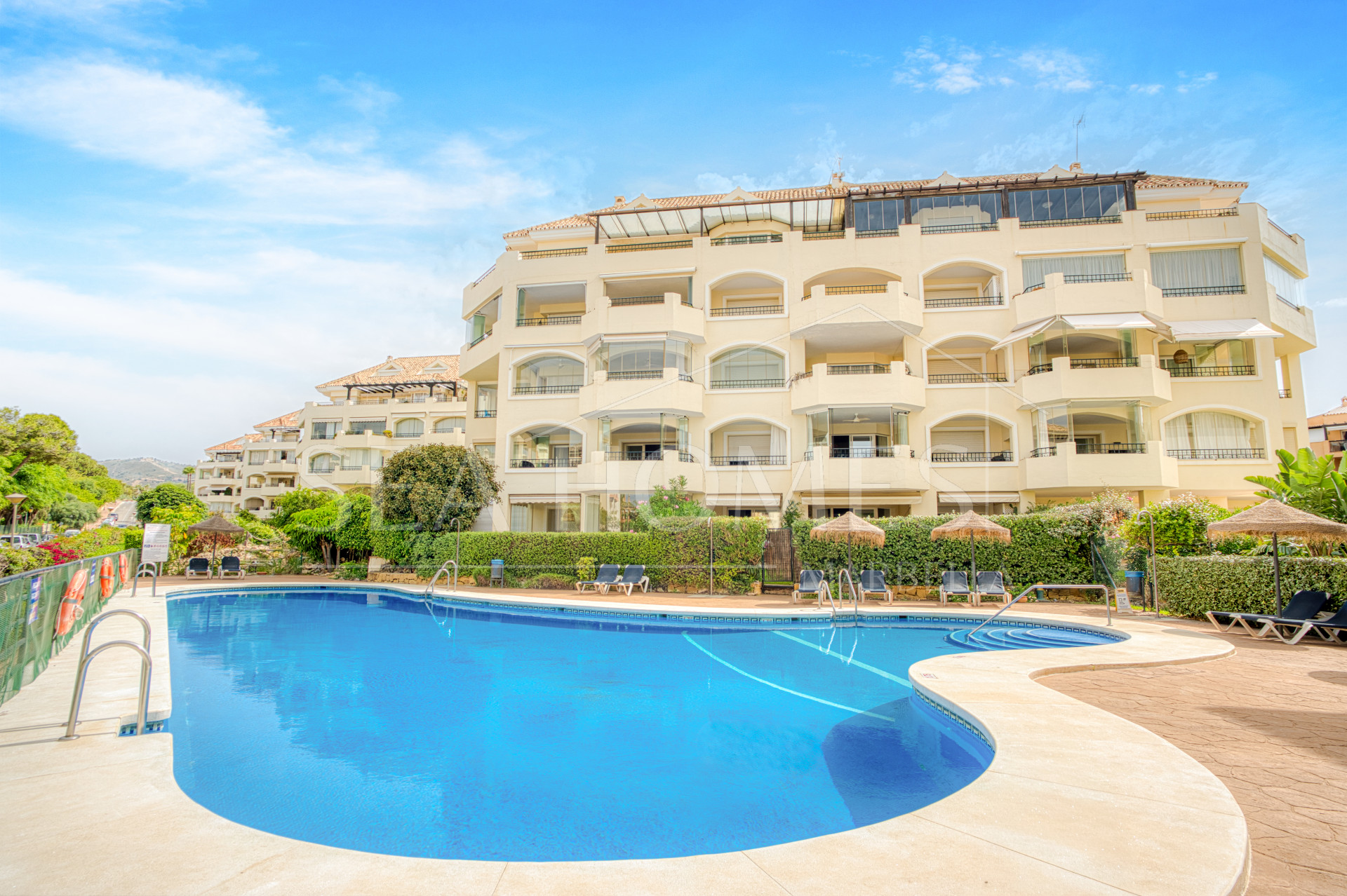 Beautiful south-facing, two-bedroom apartment located in the prestigious Hacienda Playa, Elviria