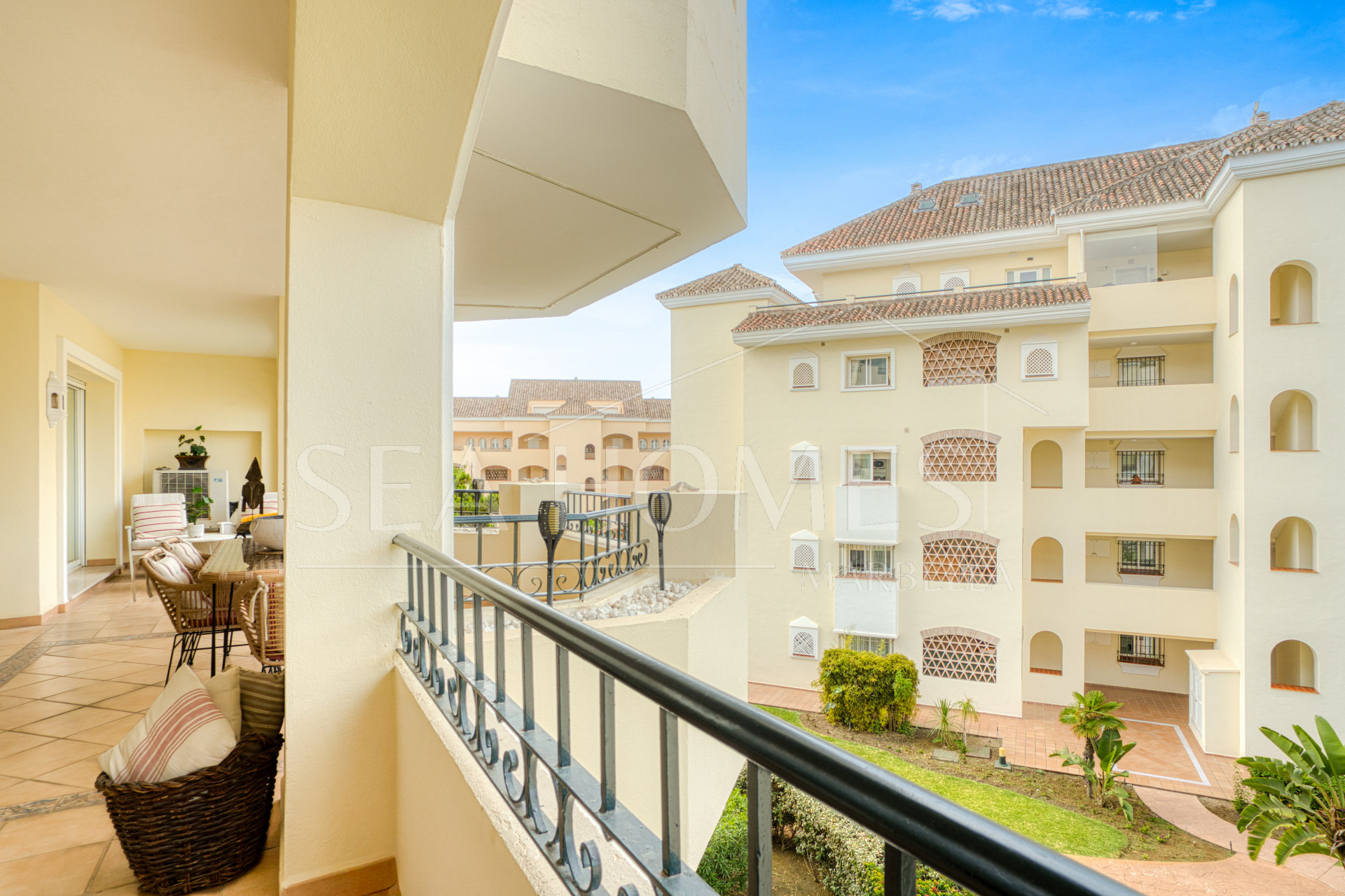 Beautiful south-facing, two-bedroom apartment located in the prestigious Hacienda Playa, Elviria