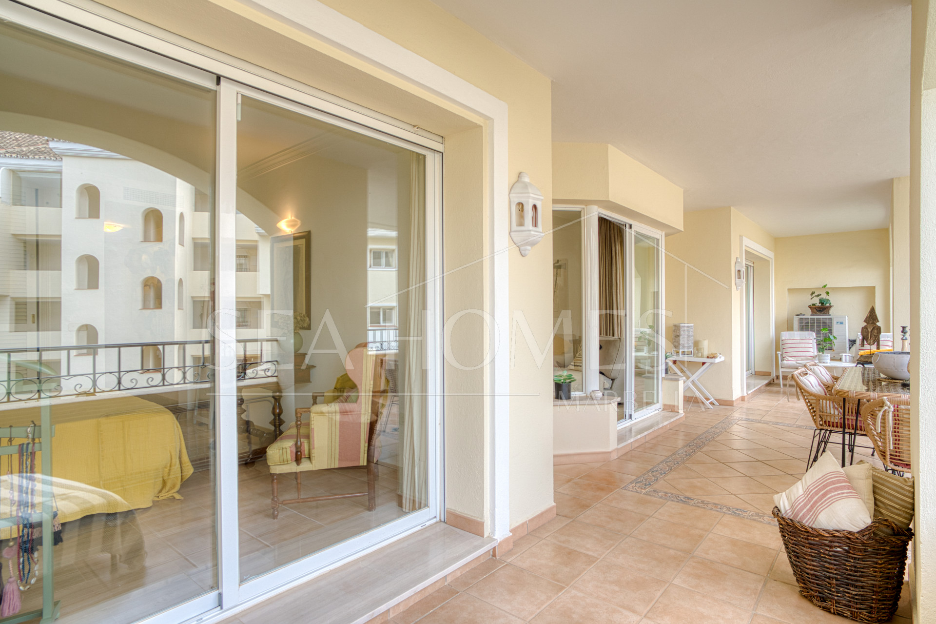 Beautiful south-facing, two-bedroom apartment located in the prestigious Hacienda Playa, Elviria