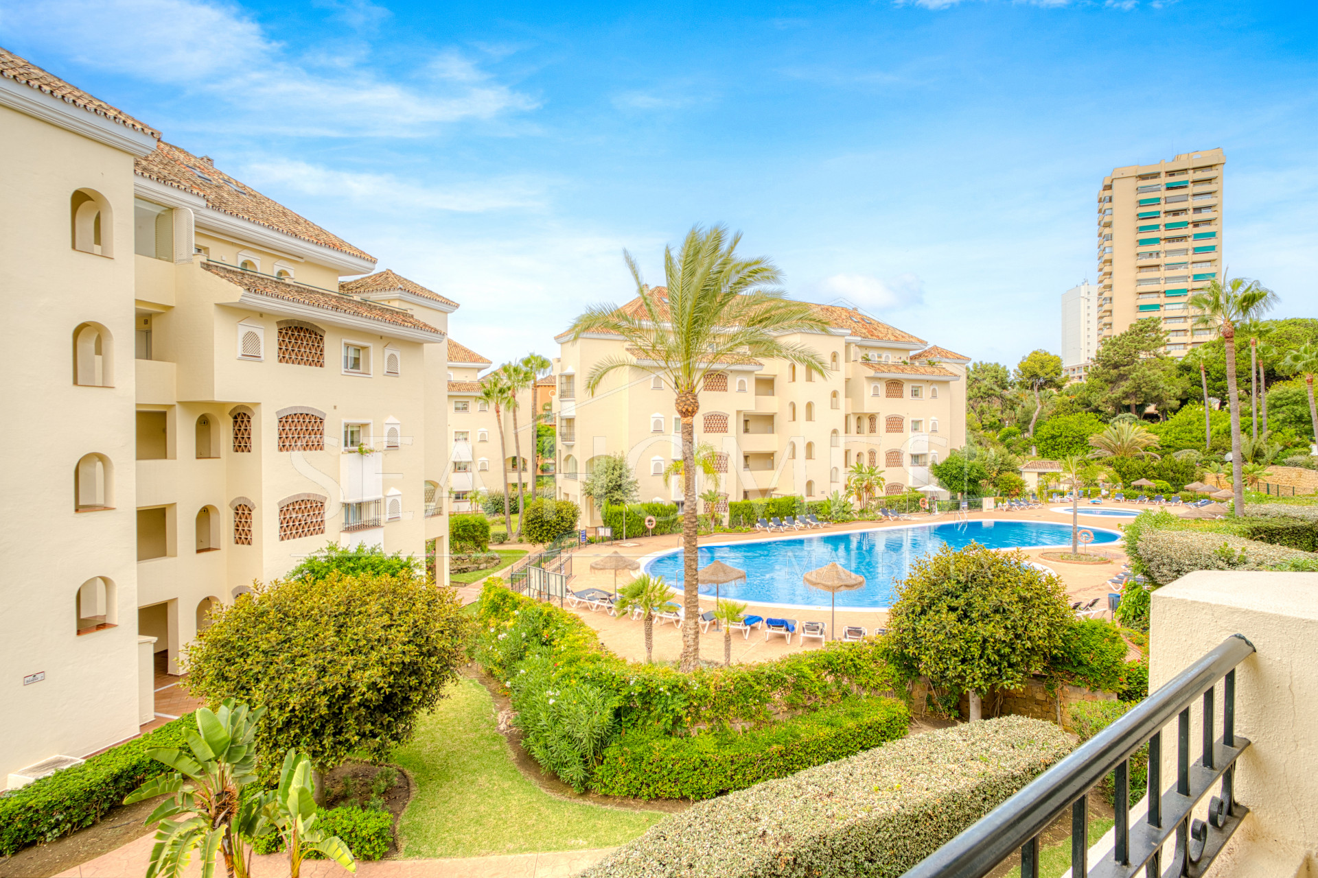 Beautiful south-facing, two-bedroom apartment located in the prestigious Hacienda Playa, Elviria