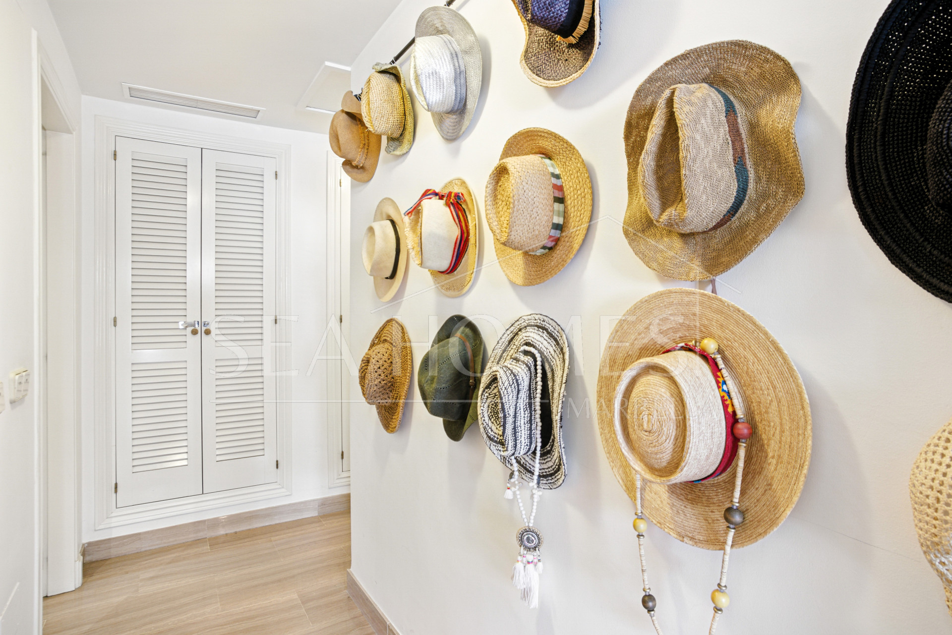 Beautiful south-facing, two-bedroom apartment located in the prestigious Hacienda Playa, Elviria