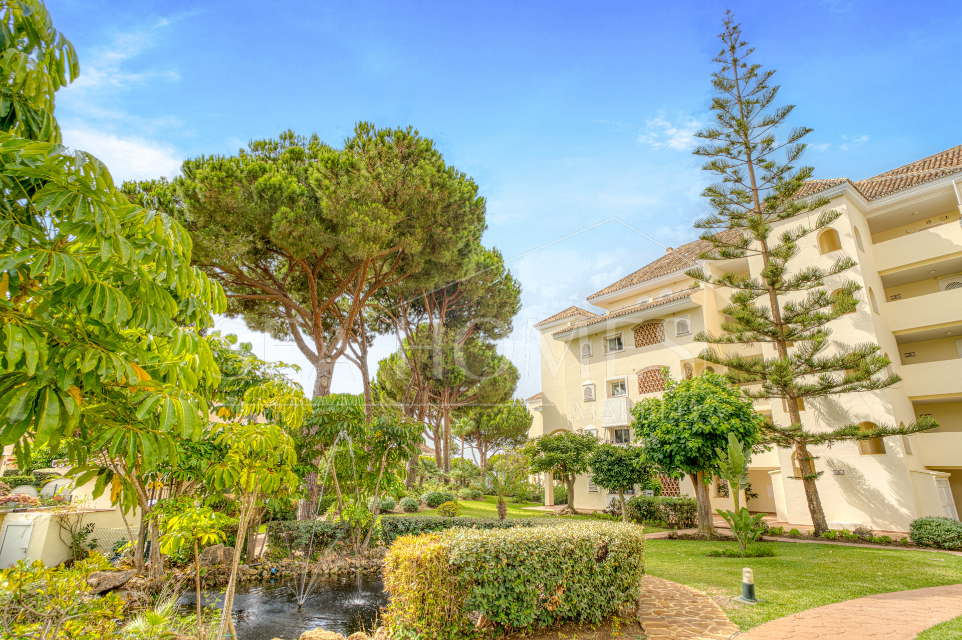 Beautiful south-facing, two-bedroom apartment located in the prestigious Hacienda Playa, Elviria