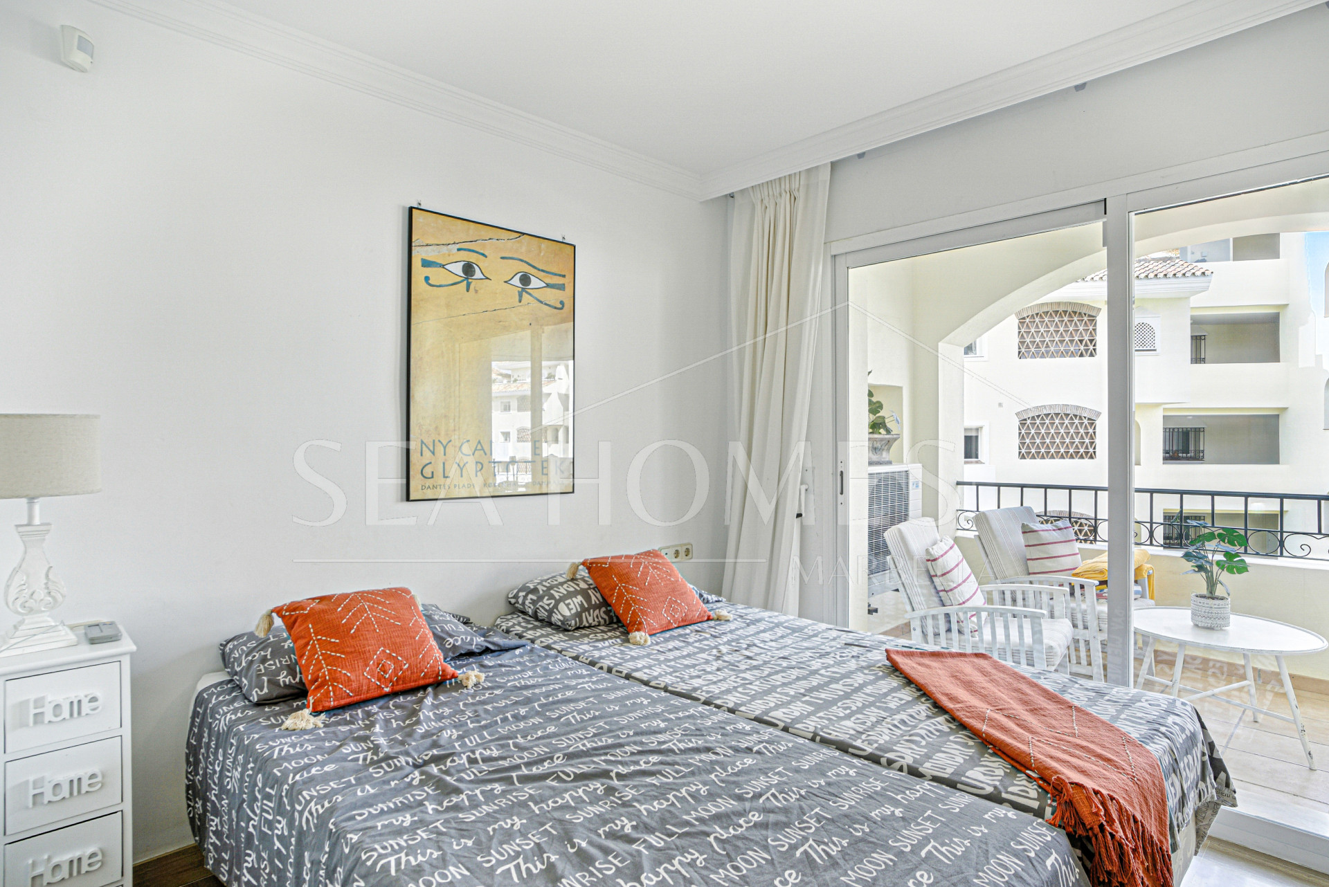 Beautiful south-facing, two-bedroom apartment located in the prestigious Hacienda Playa, Elviria