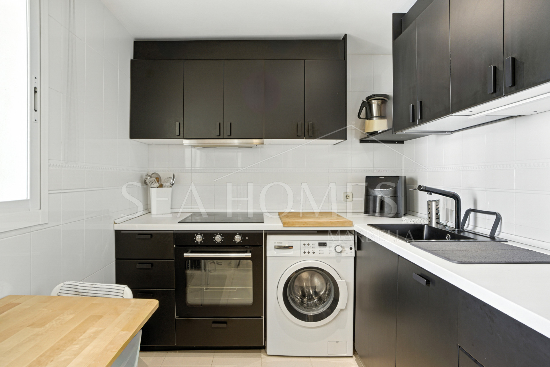 Beautiful south-facing, two-bedroom apartment located in the prestigious Hacienda Playa, Elviria