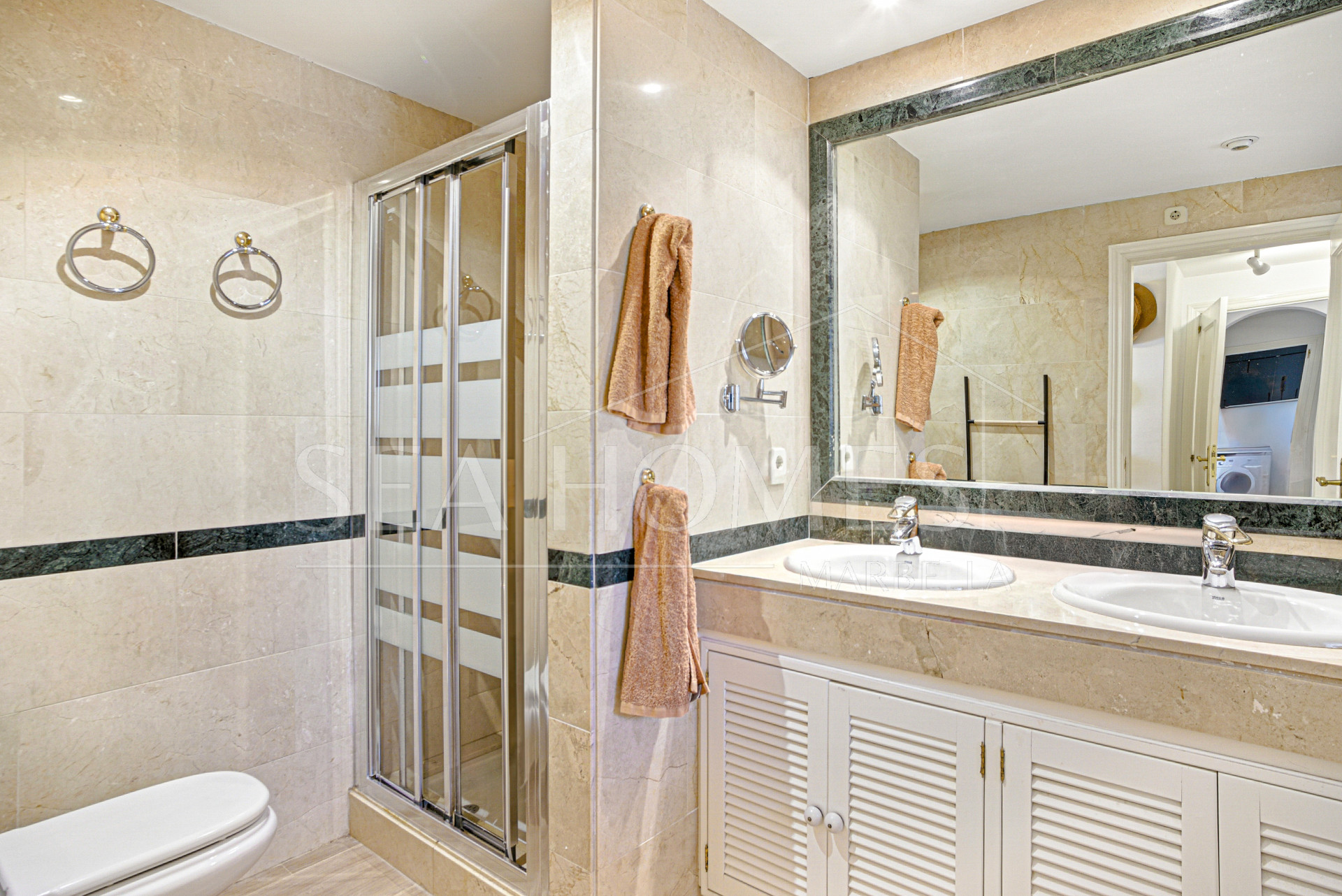 Beautiful south-facing, two-bedroom apartment located in the prestigious Hacienda Playa, Elviria