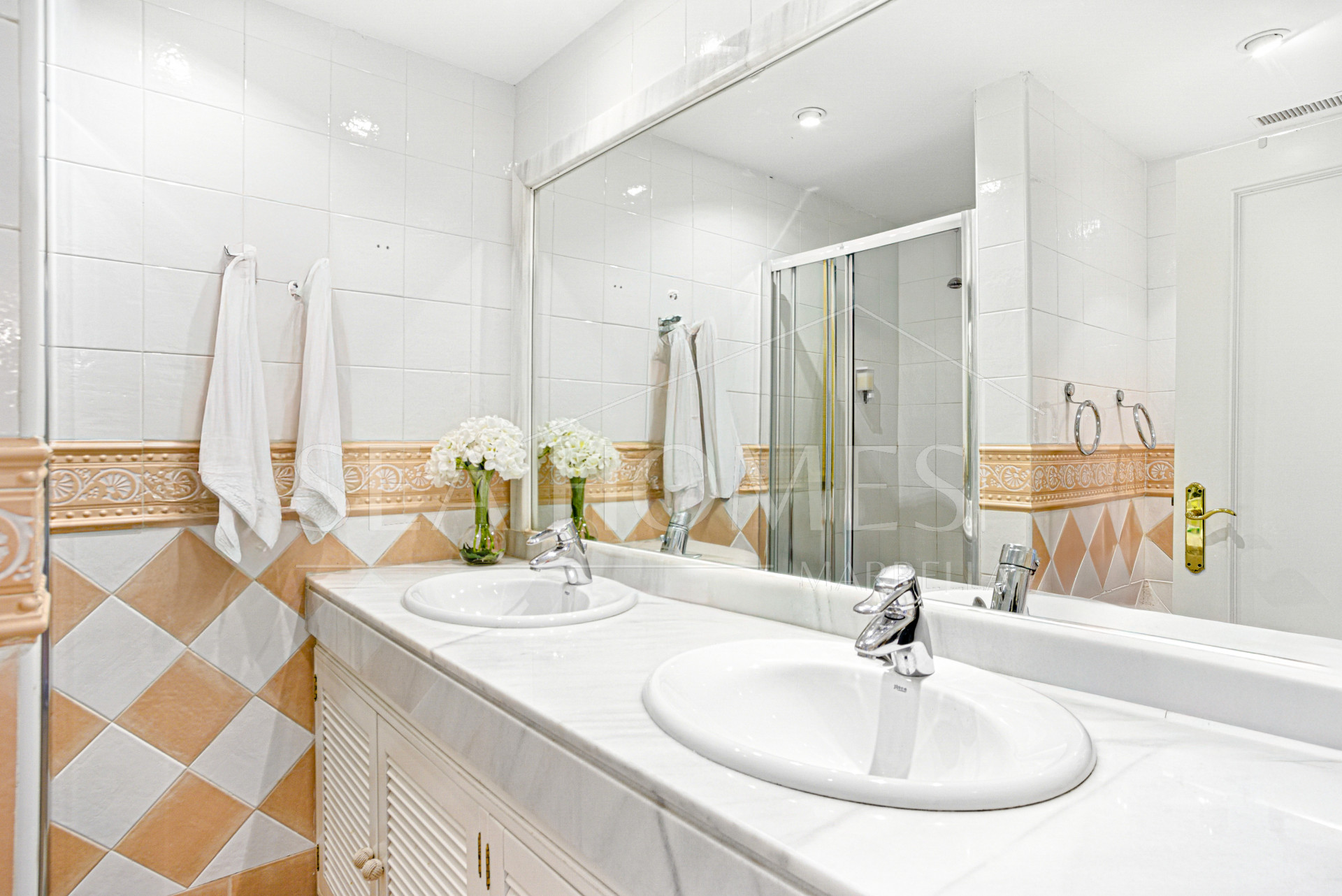 Beautiful south-facing, two-bedroom apartment located in the prestigious Hacienda Playa, Elviria