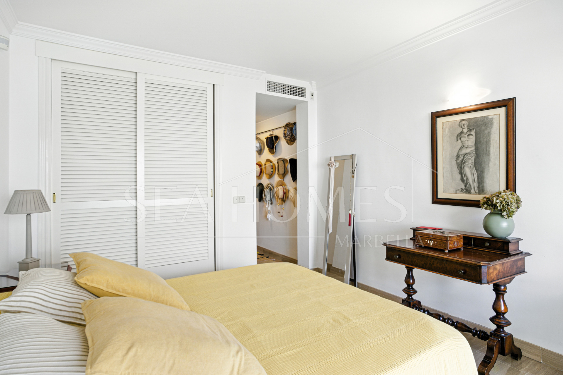 Beautiful south-facing, two-bedroom apartment located in the prestigious Hacienda Playa, Elviria
