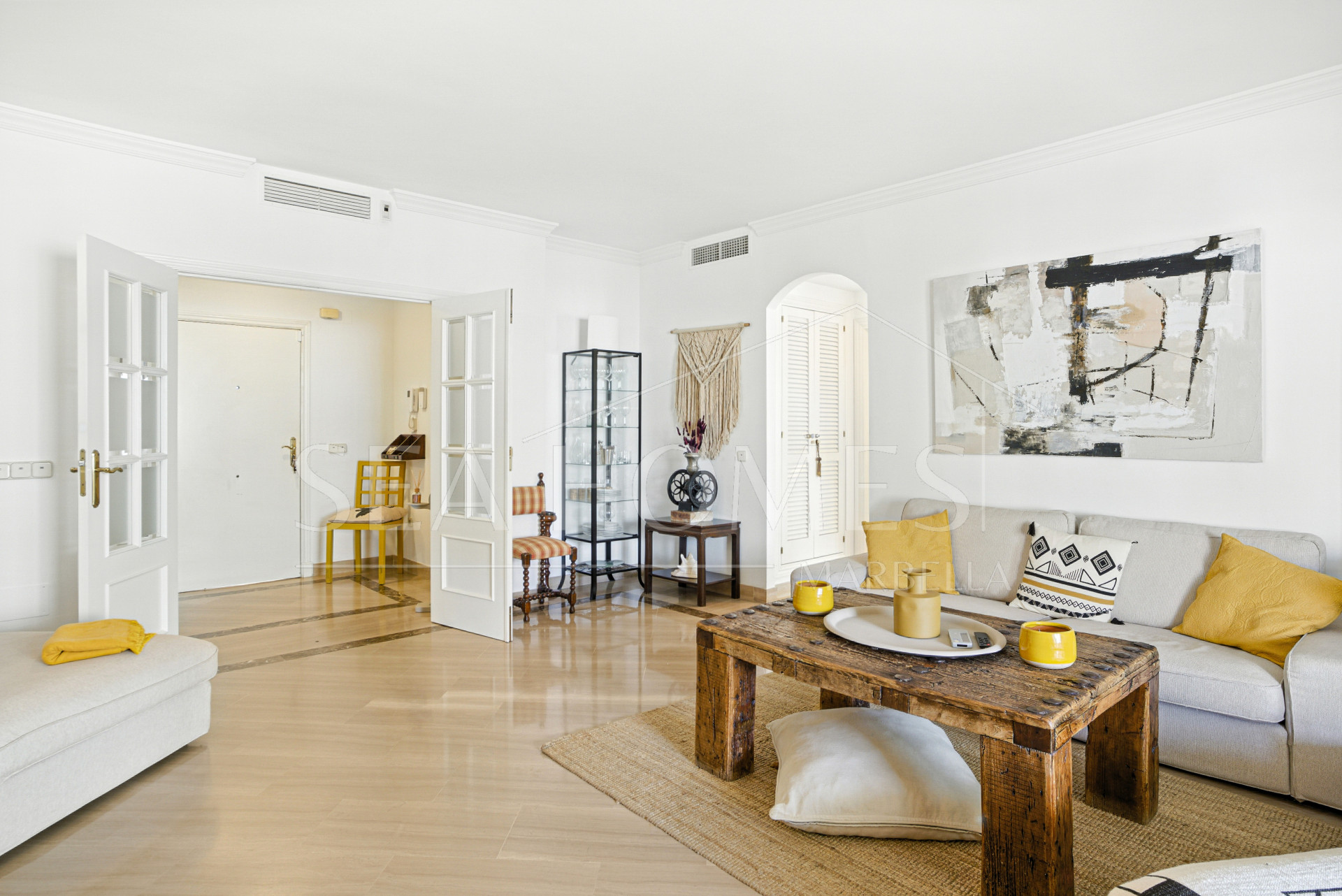 Beautiful south-facing, two-bedroom apartment located in the prestigious Hacienda Playa, Elviria